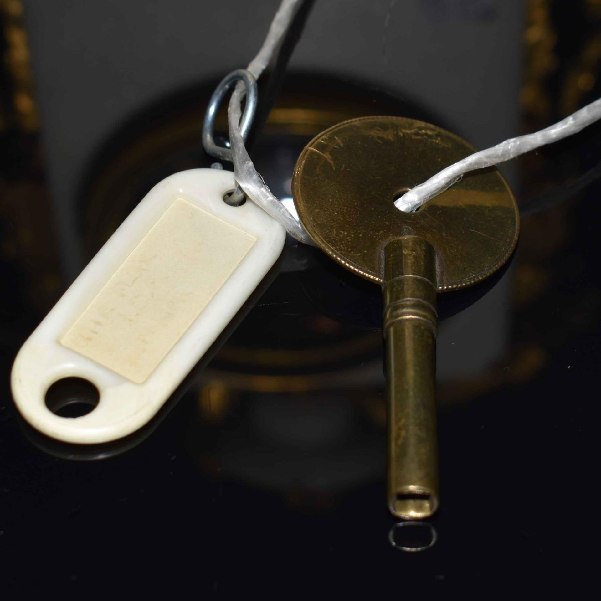 Kaminuhr. Paris, 19./20. Jh. | Marmor. Gelbguss, vergoldet. Glas. Email. - Bild 5 aus 5