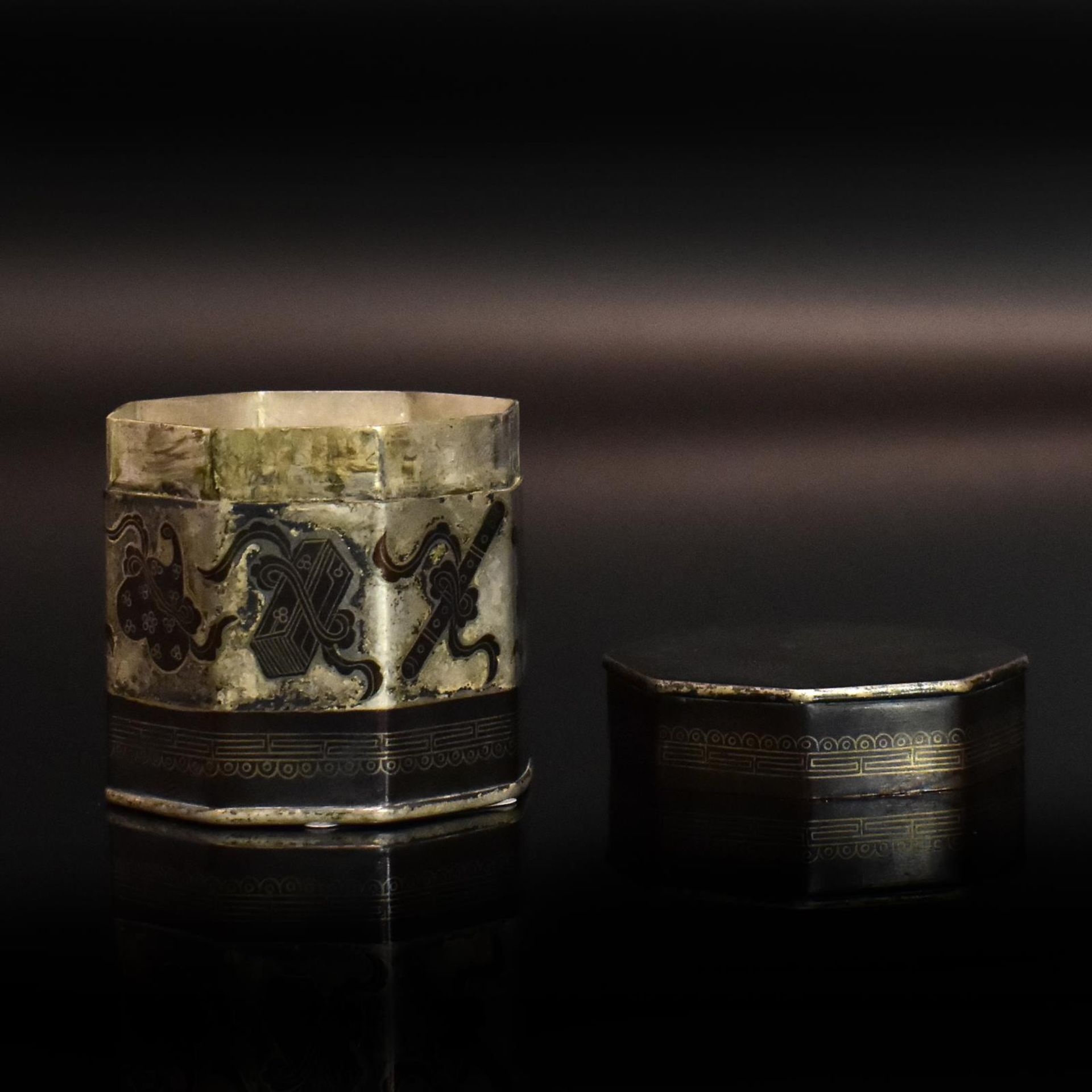 Dose. China | Silber, Niello. - Bild 2 aus 3