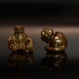 Zwei Netsuke: Tiger / Eule. Japan, 19./20. Jh. | Buchsbaum, geschnitzt, Augen eingelegt.