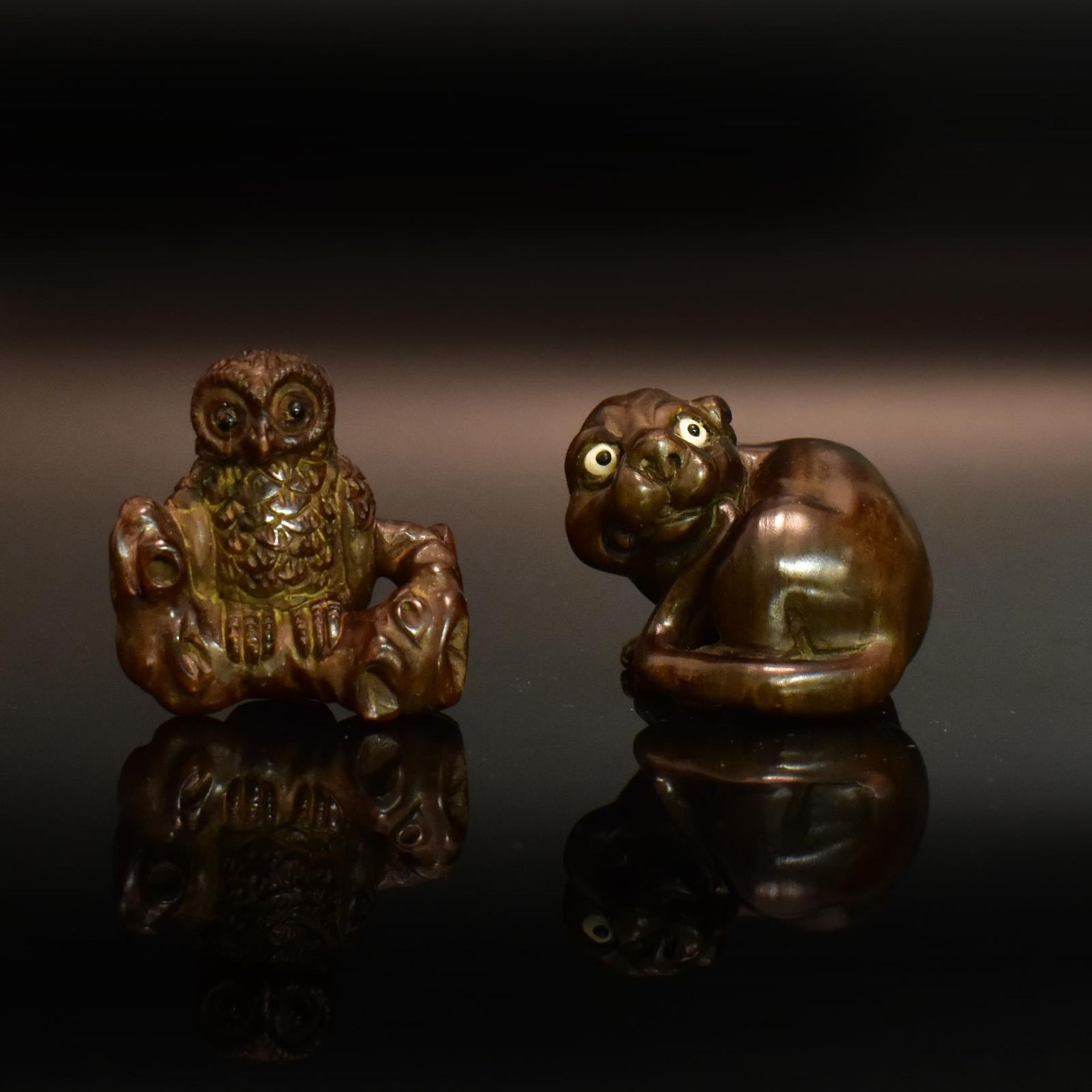 Zwei Netsuke: Tiger / Eule. Japan, 19./20. Jh. | Buchsbaum, geschnitzt, Augen eingelegt.