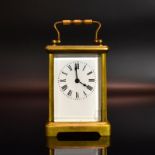 Kleine Tischuhr. Frankreich, 19./20. Jh. | Messing. Glas. Email.