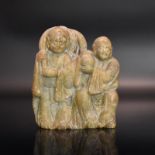 Zwei Mönche mit Erntegut. China (wohl) | Wohl Speckstein, geschnitzt.