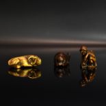 Zwei Netsuke und ein Okimono. Japan, spätes 18. Jh. / 19. Jh. | Horn bzw. Buchsbaum, geschnitzt.