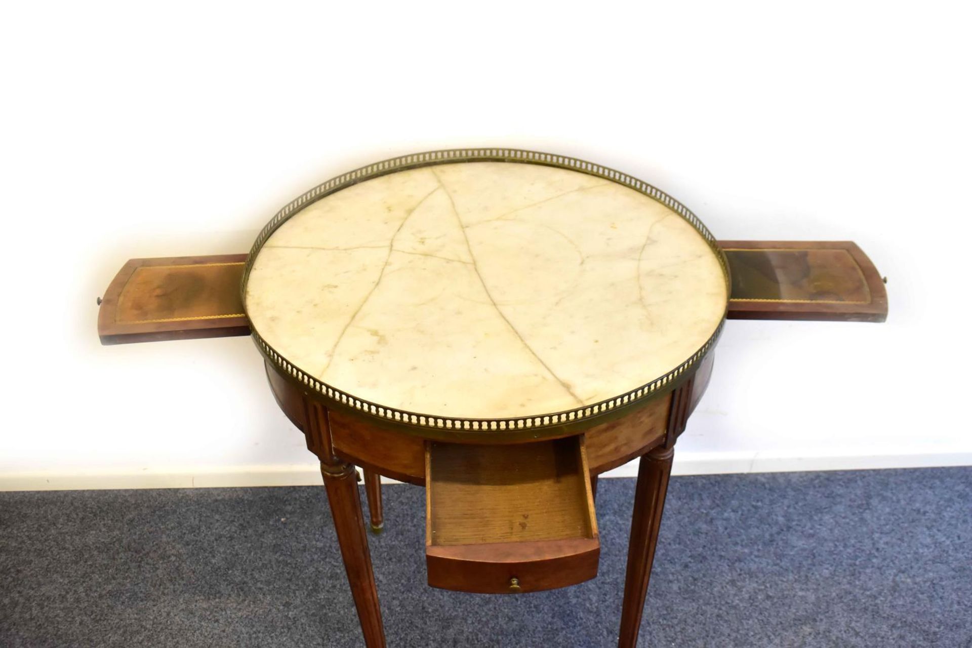 Beistelltisch. Um 1900, Louis XVI Stil | Nussbaum und andere Hölzer furniert, tlw. gebeitzt. Marm... - Bild 2 aus 2