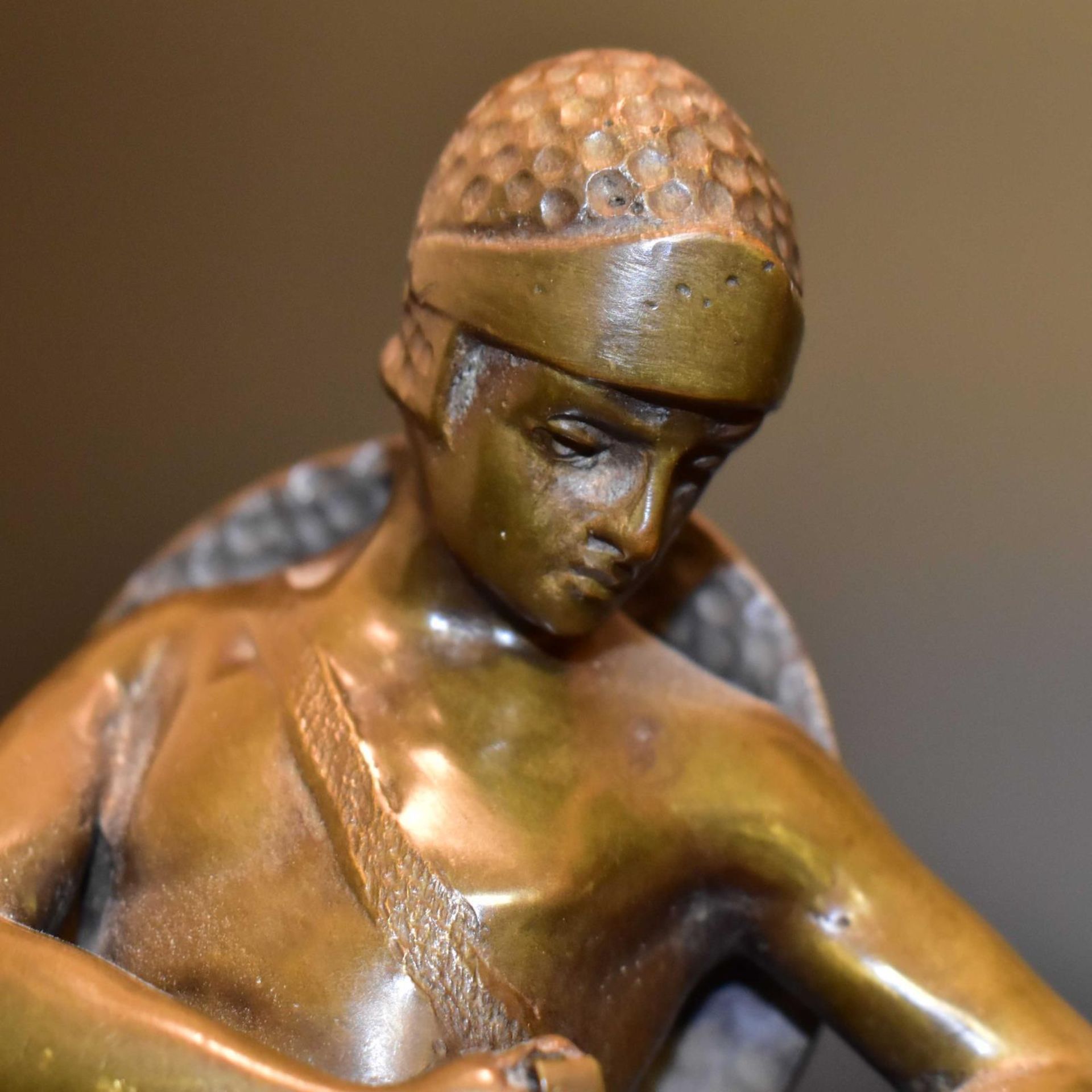 Antiker Krieger. 19./20. Jh. | Bronze, patiniert. Marmorsockel. - Bild 2 aus 3