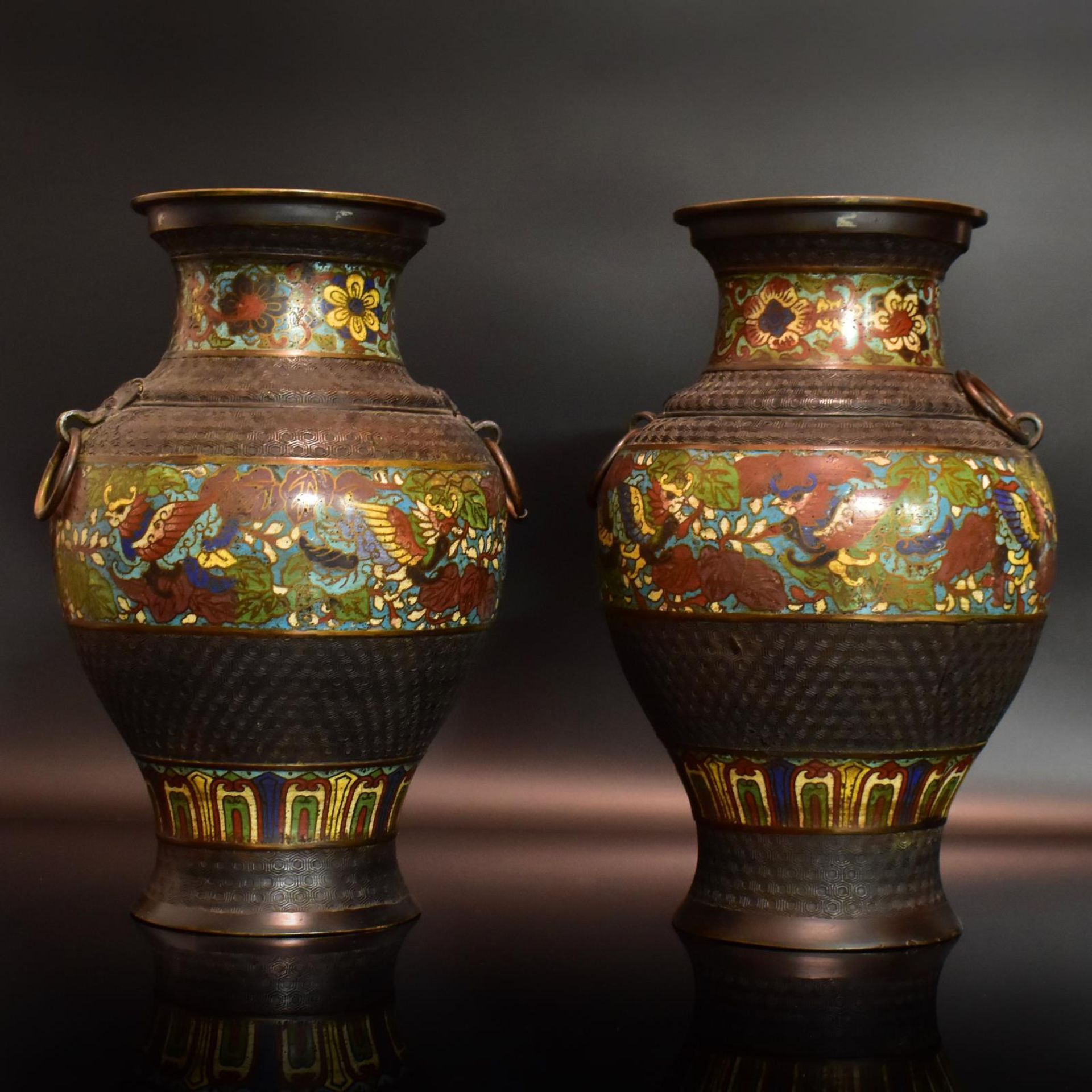 Ein Paar Champlevé-Vasen. China, späte Qing | Bronze, Email.