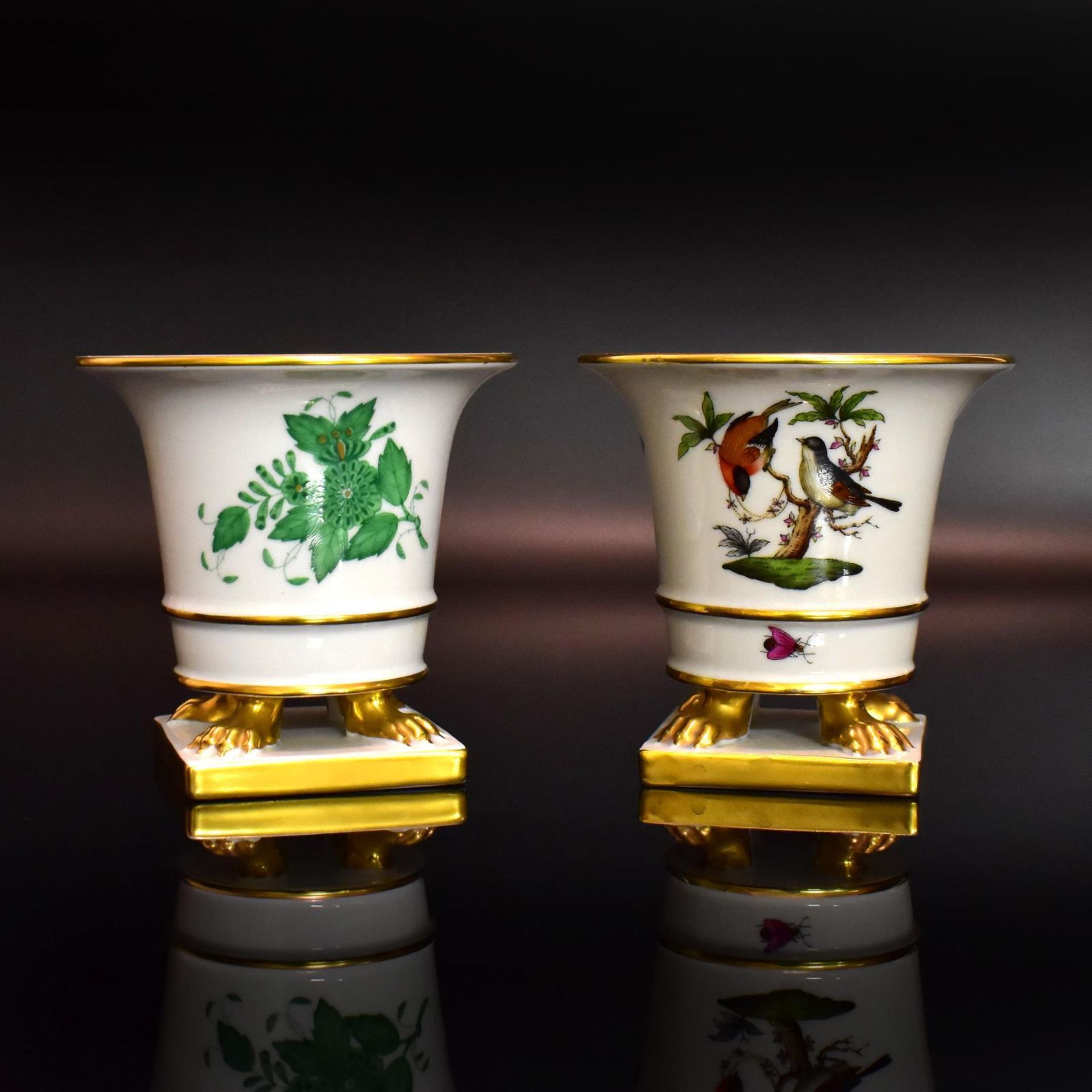 Zwei Vasen. Herend | Porzellan, Farb- und Goldstaffagen.