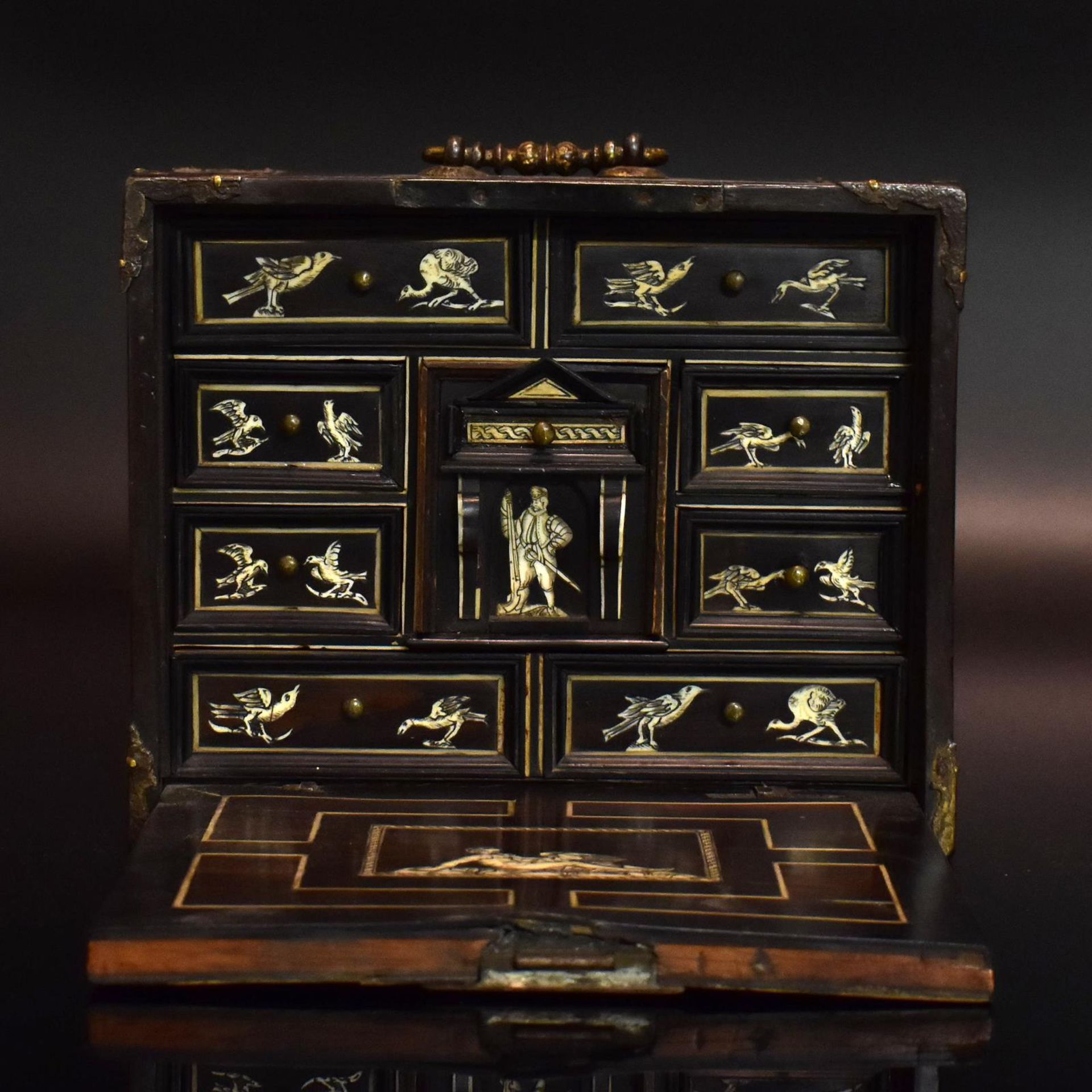 Kabinettkästchen. Im Stil des 17. Jh. | Verschiedene Hölzer, Beineinlagen, Metallbeschläge.