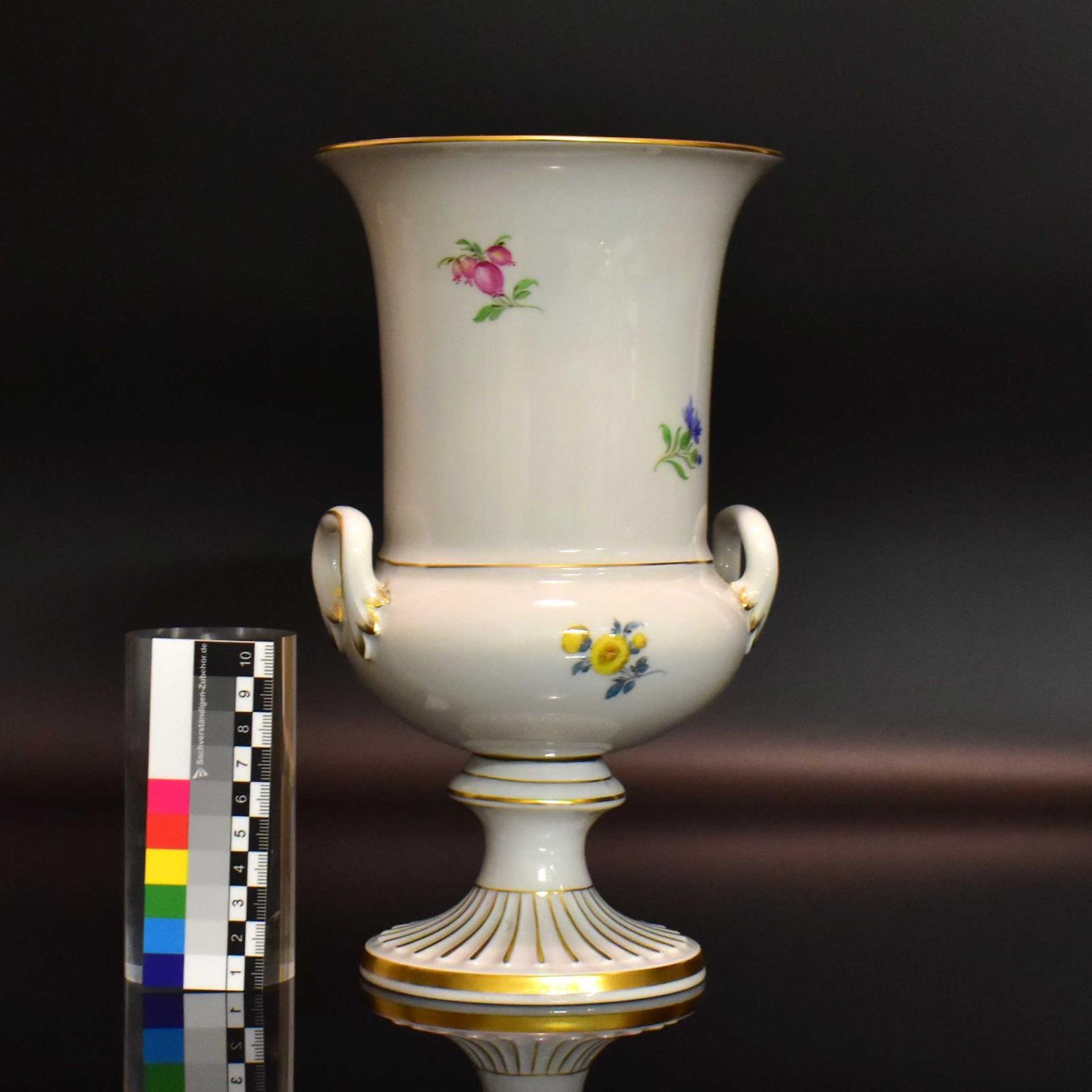 Vase. Meissen | Porzellan, Farb- und Goldstaffage. - Bild 2 aus 3