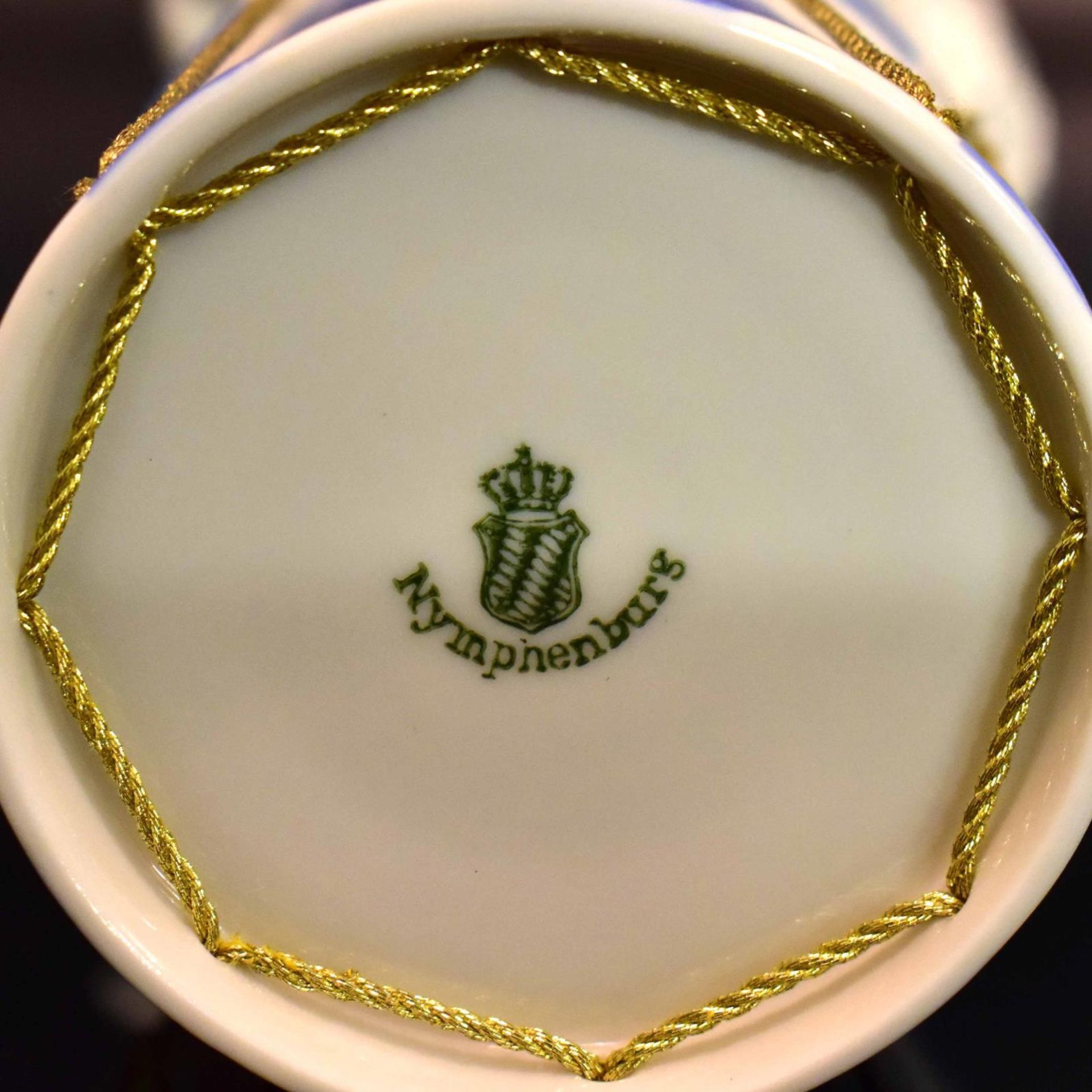 Zwei Putten, Wappenlöwe und Trommel. Nymphenburg | Porzellan, sparsam blau staffiert bzw. weiß. - Bild 3 aus 3