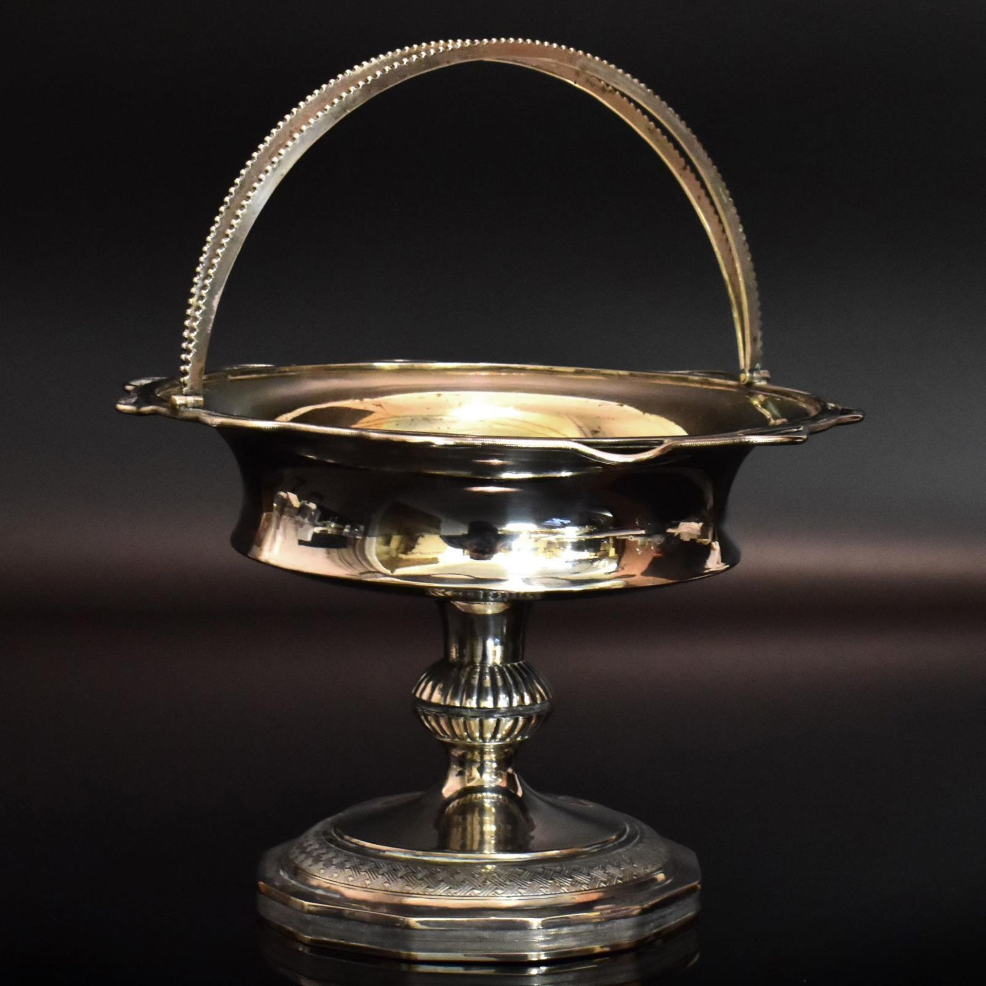 Biedermeier-Henkelkörbchen. Wohl Berlin, 19. Jh. | Silber, innen vergoldet.