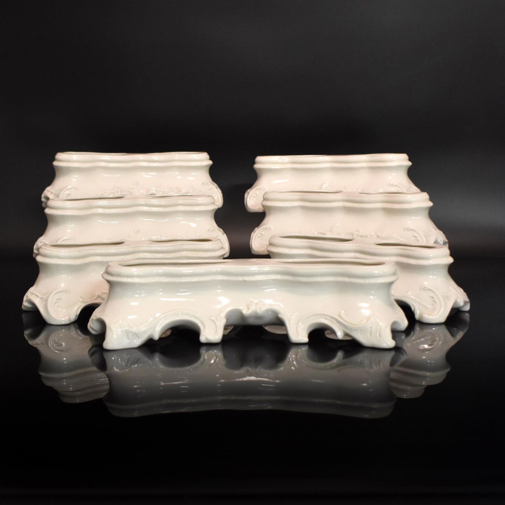 Sieben Jardinieren. Nymphenburg | Porzellan, weiß.