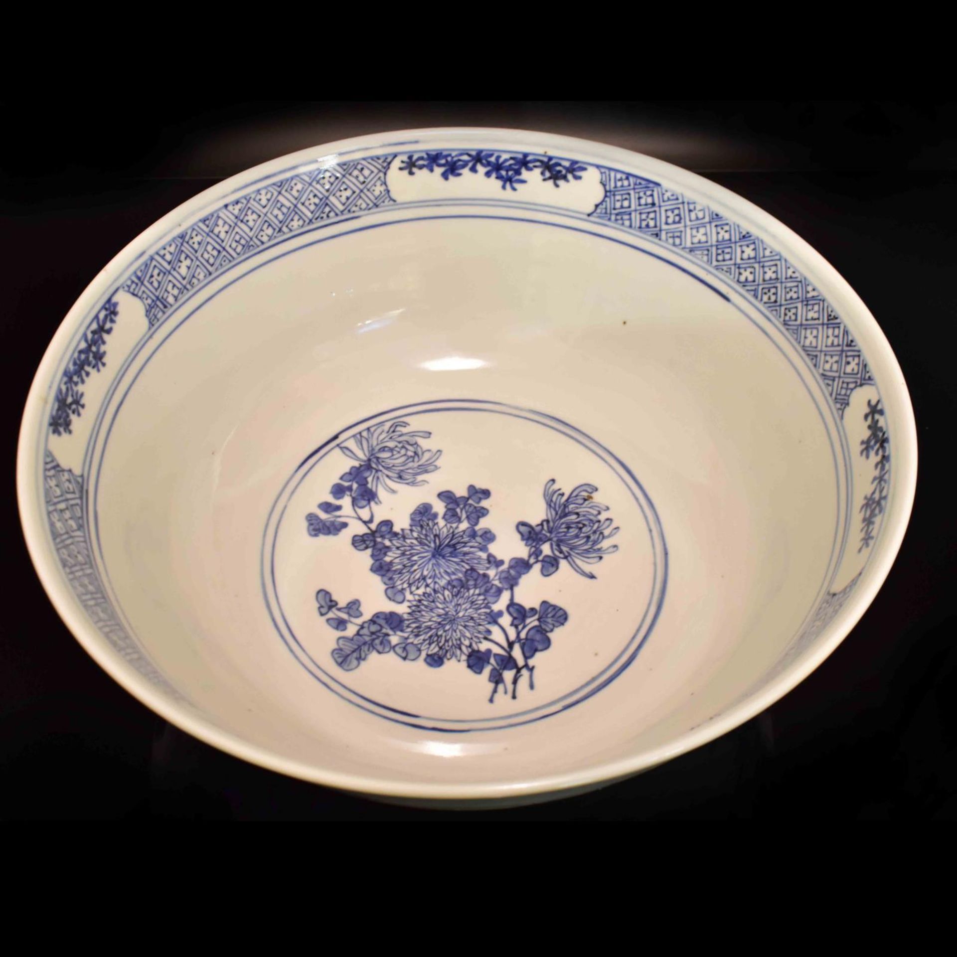 Große Kumme. China, 19./20. Jh. | Porzellan, unterglasurblauer Dekor. - Bild 3 aus 4