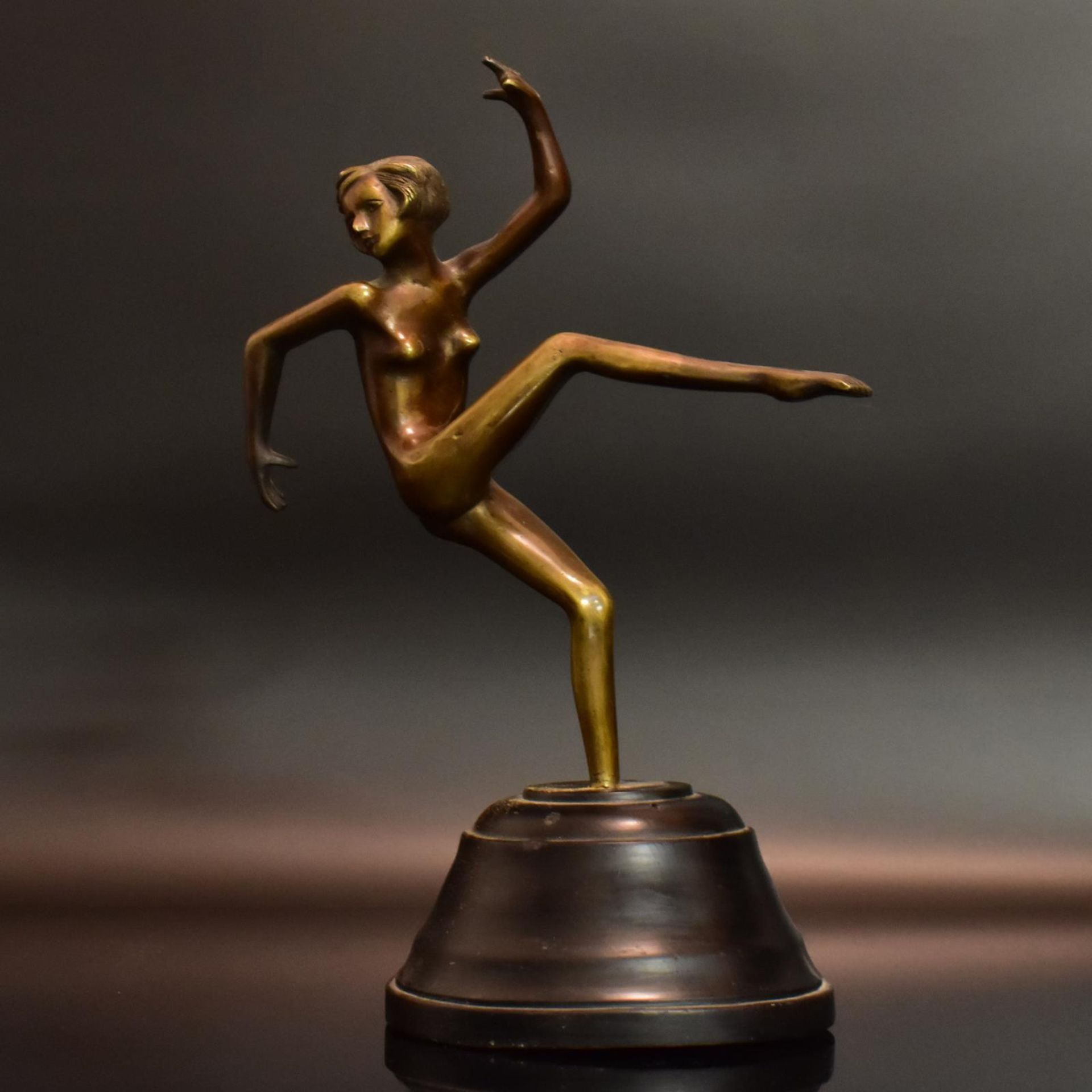 Tanzender Akt. 20. Jh. | Gelbguss, patiniert. Holzsockel.