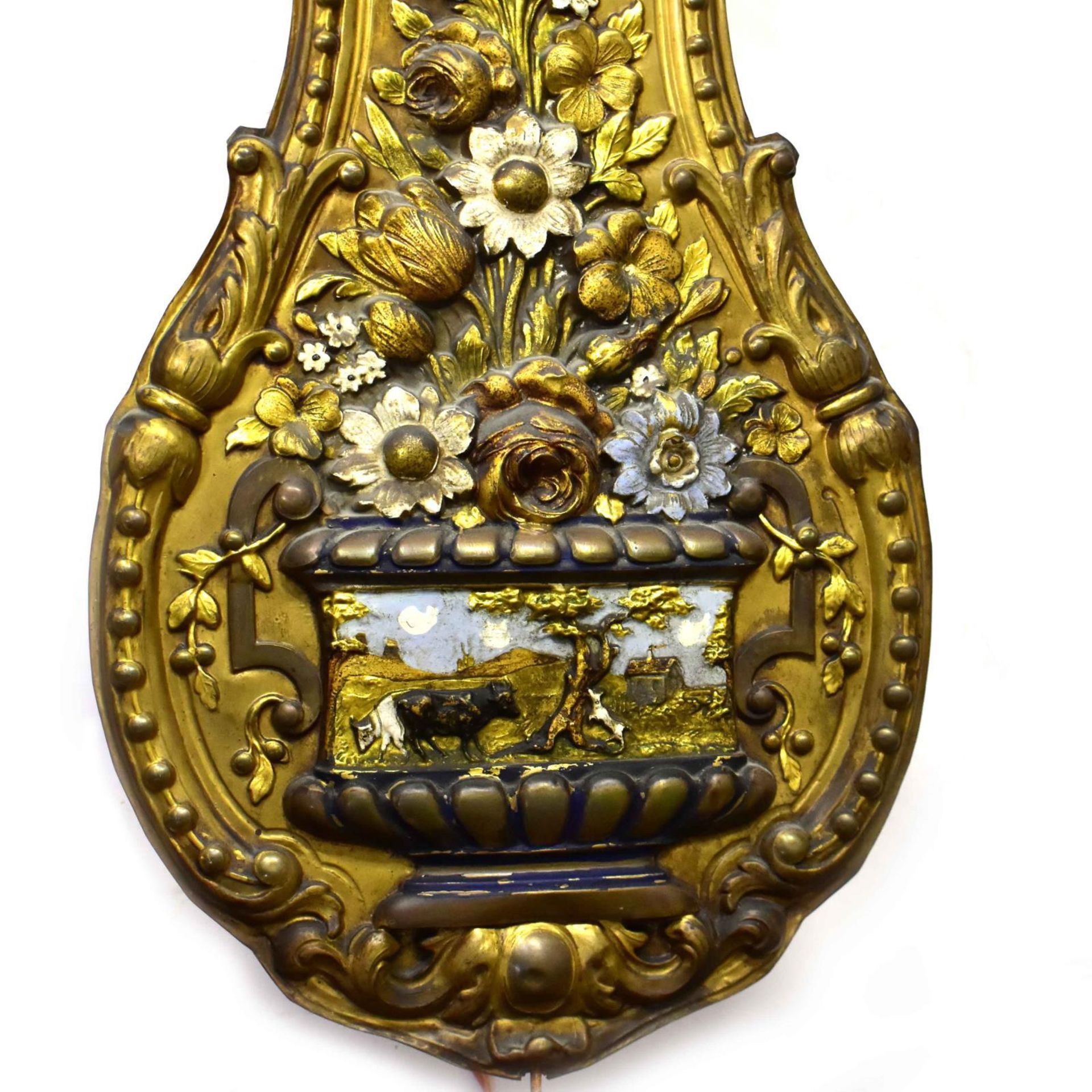 Comtoise. (wohl) La Gallicy, Frankreich, (wohl) 19. Jh. | Blech, Gold- und Farbfassung. Verschied... - Bild 4 aus 6