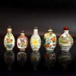 Fünf Snuff Bottles. China, 19./20. Jh. | Porzellan, polychrome Überglasurmalerei.