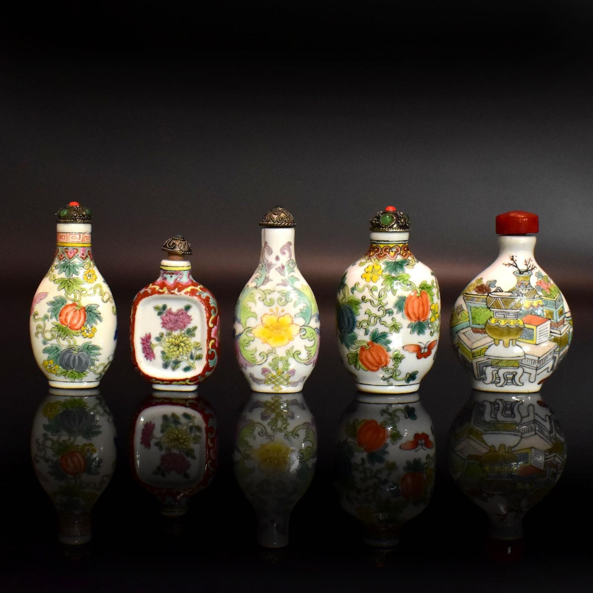 Fünf Snuff Bottles. China, 19./20. Jh. | Porzellan, polychrome Überglasurmalerei.