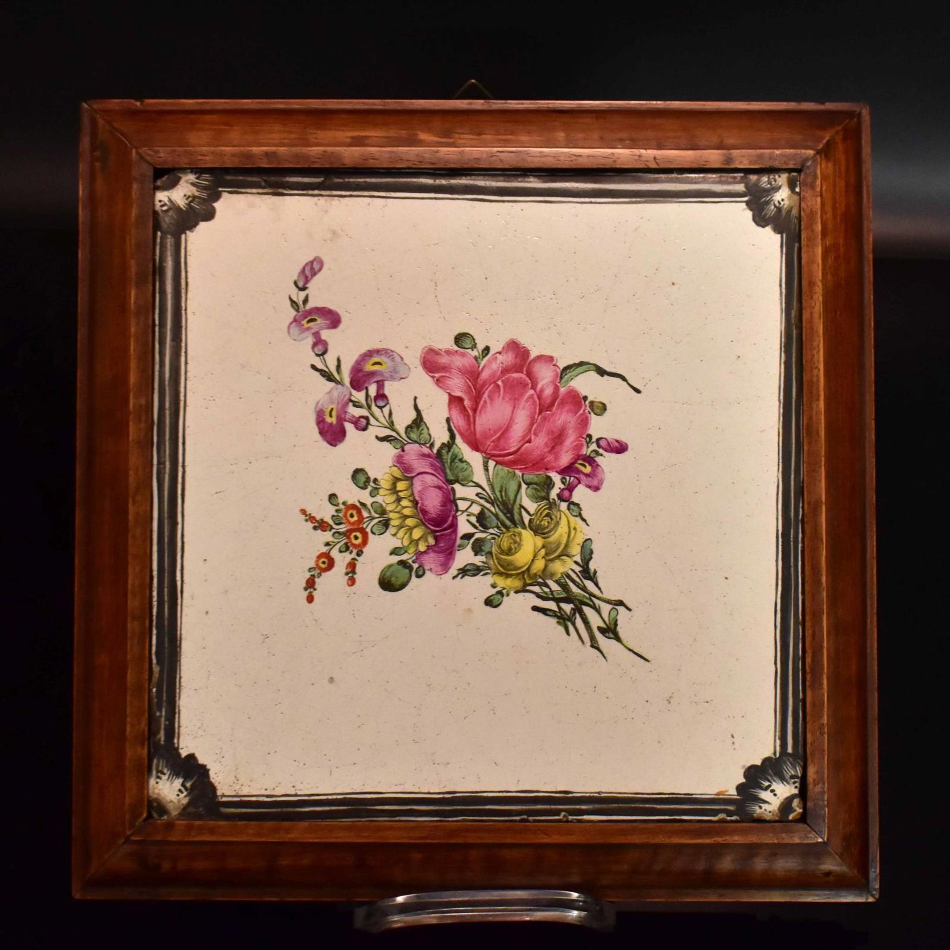 Drei Kacheln. Strassburg und Schweiz, 18. Jh. | Hafnerware, weiß glasiert. Bunt bzw. blau bemalt. - Bild 3 aus 3