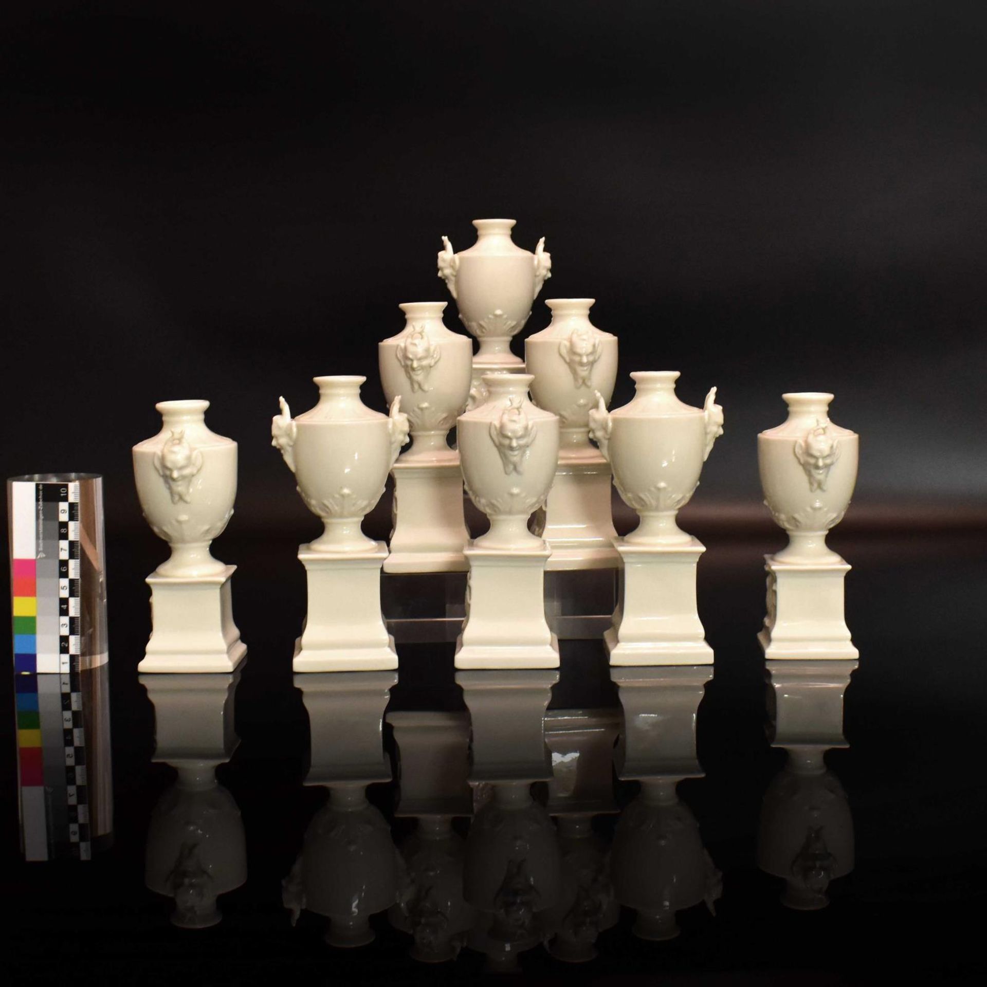 Acht Ziervasen auf Postamenten. Nymphenburg | Porzellan, weiß. - Bild 2 aus 3