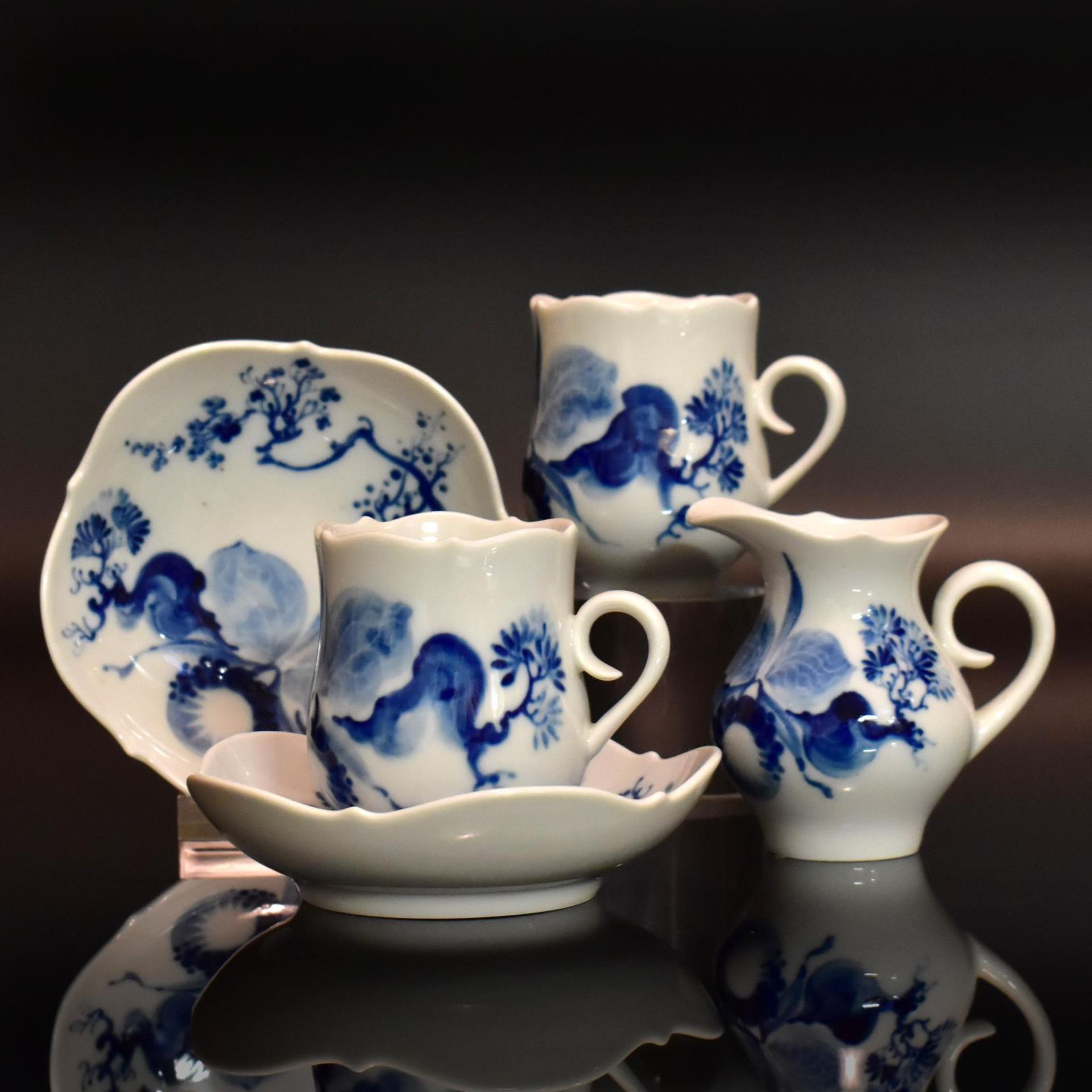 Ein Paar Mokkatassen mit Untertasse und Sahnekännchen. Meissen | Porzellan, unterglasurblauer Dekor.