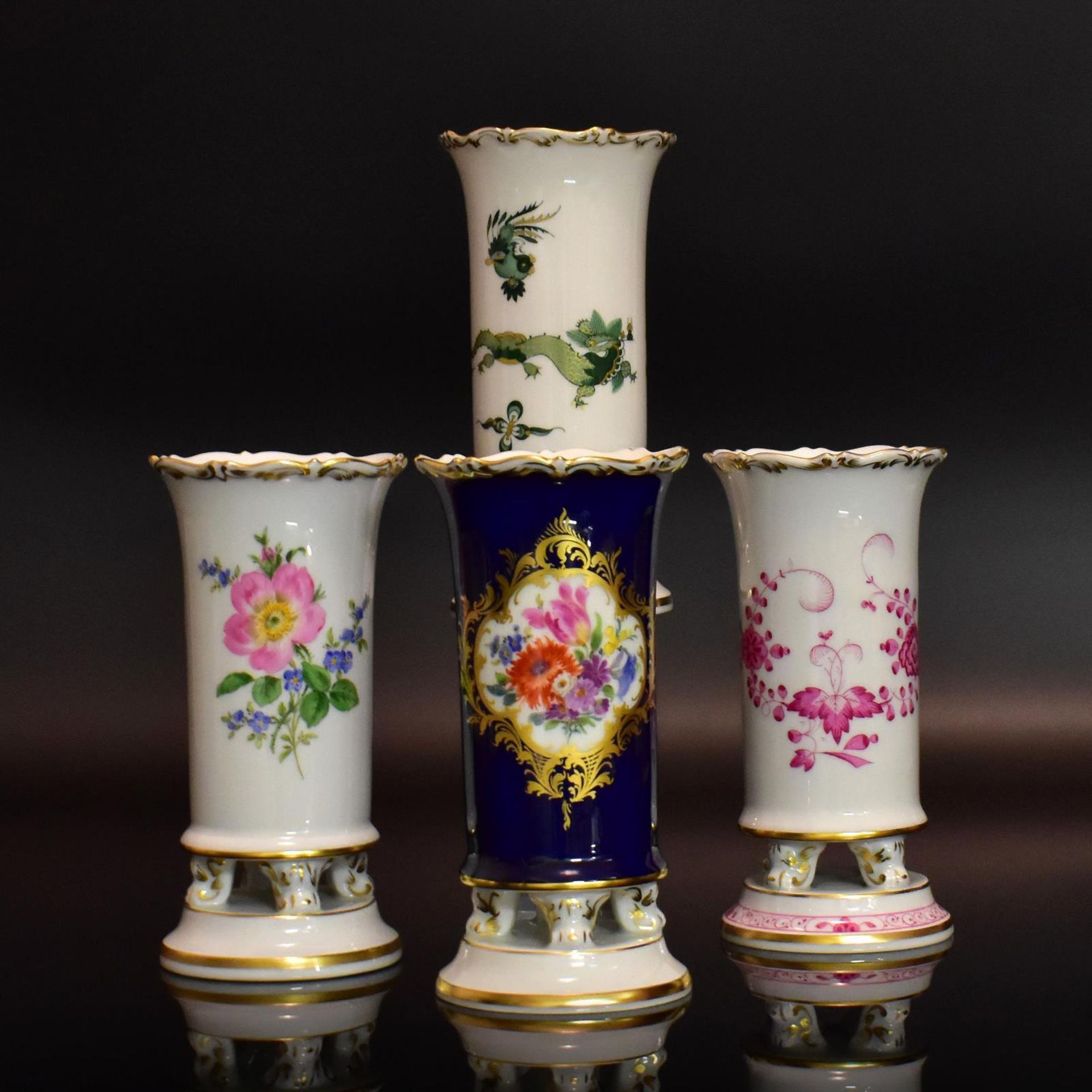 Vier Vasen. Meissen | Porzellan, Farb- und Goldstaffagen.