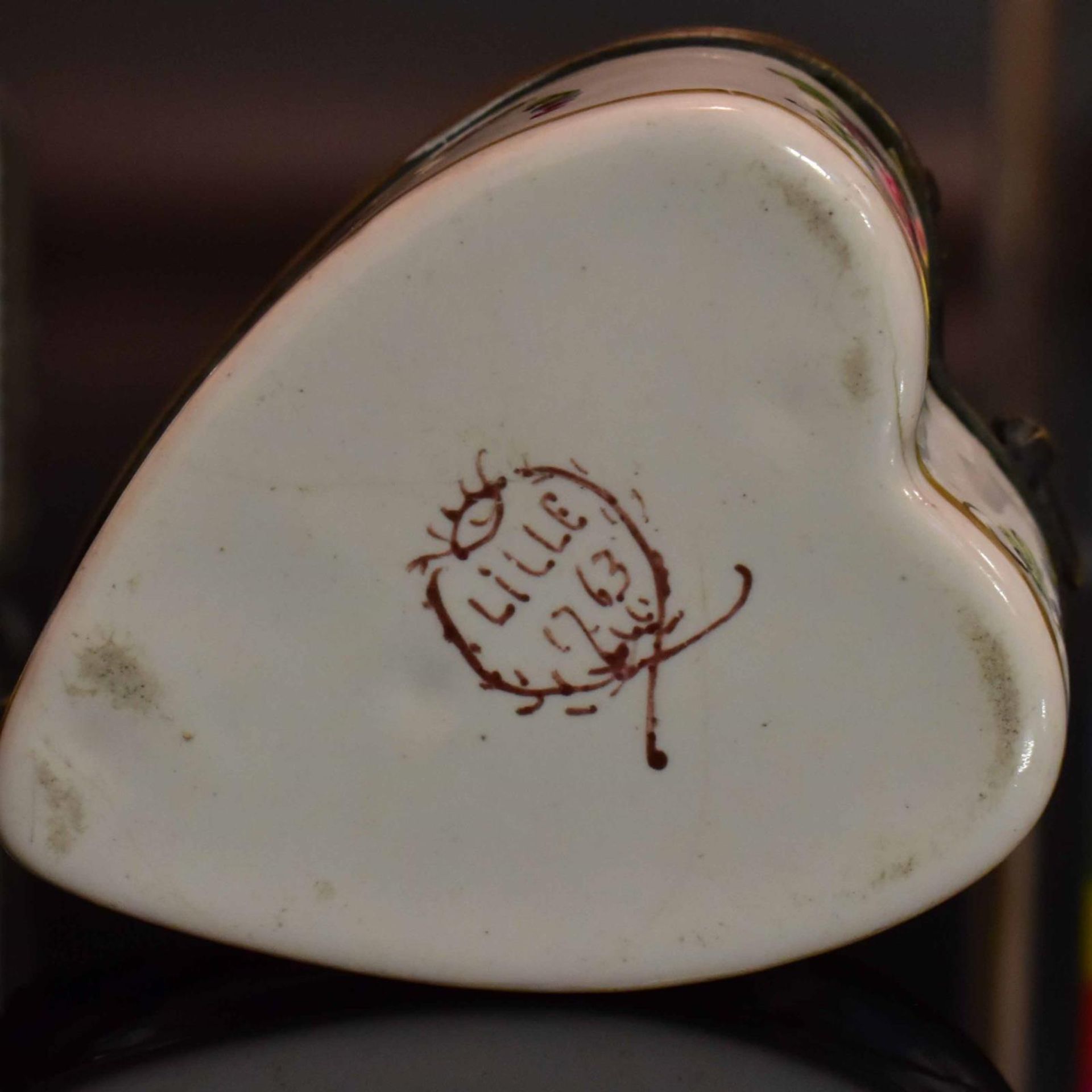 Zwei Dosen. Frankreich, 19./20. Jh. | Porzellan und Email, Metallmontierungen. - Bild 3 aus 4