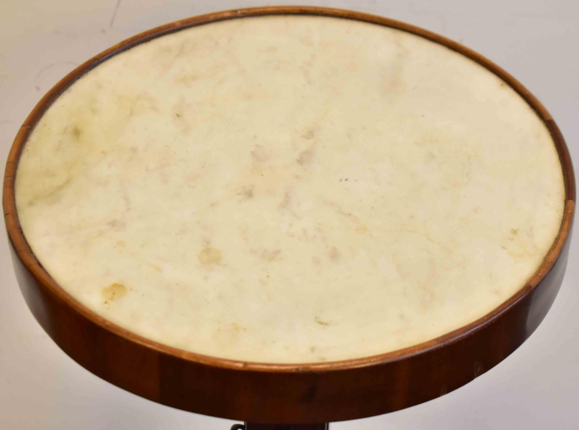 Blumenständer. 20. Jh. | Verschiedene Hölzer. Marmor. - Bild 2 aus 2