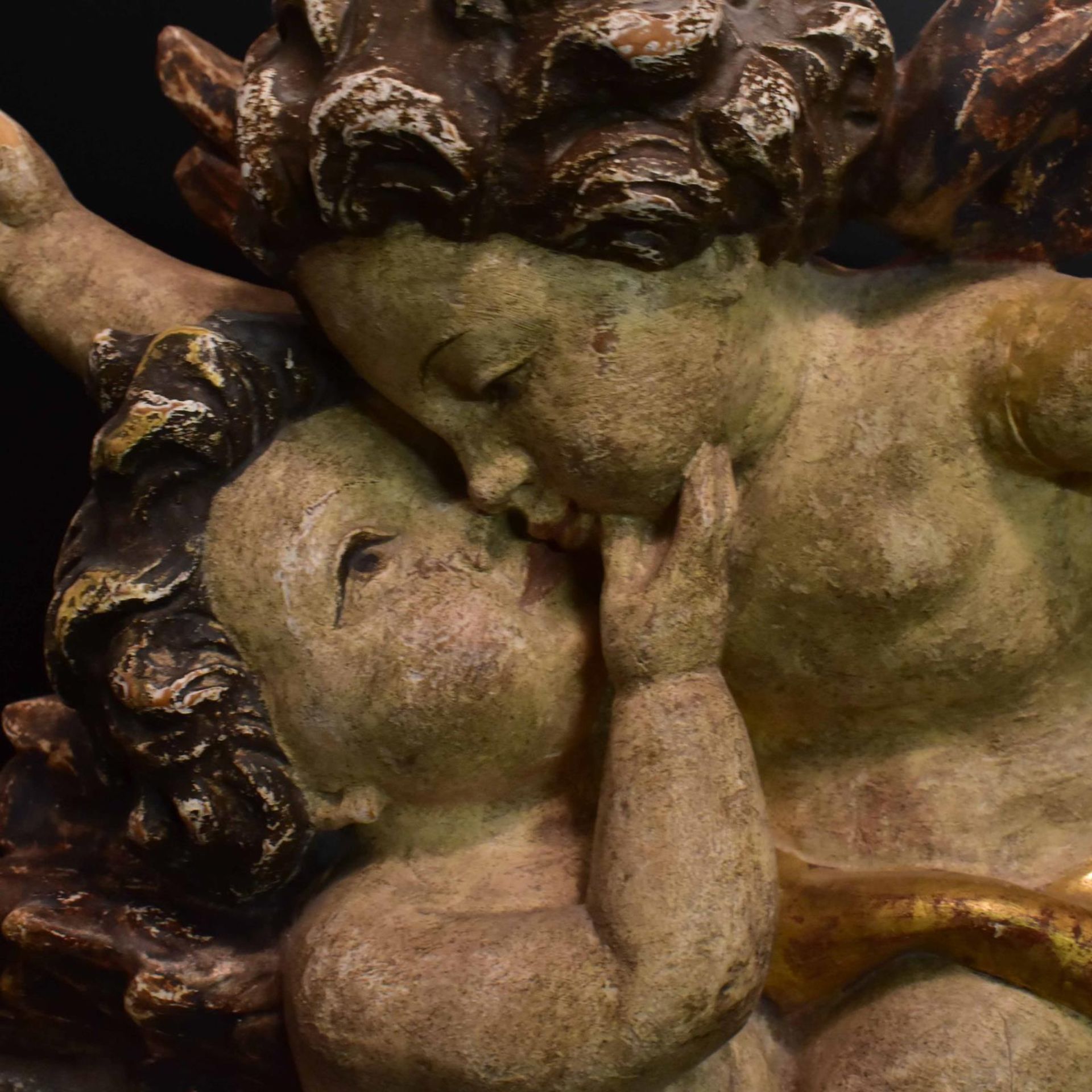 Zwei Putten auf Wolkenbank. Tirol/Alpenraum, 20. Jh. | Holz, geschnitzt, Farb- und Goldfassung. - Bild 2 aus 3