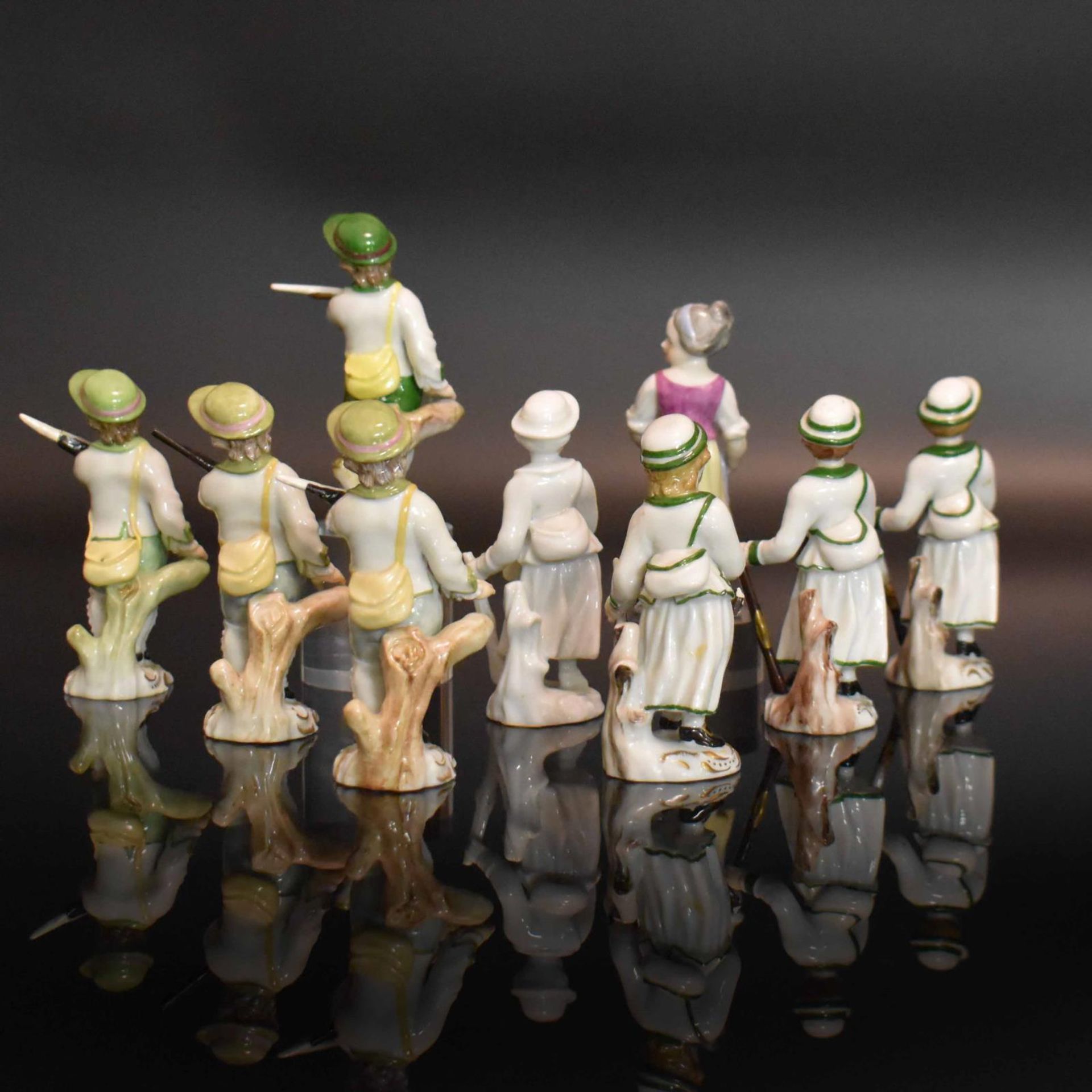 Neun Figuren. Ludwigsburg, 20. Jh. | Porzellan, Farb- und Goldstaffagen bzw. weiß. - Bild 2 aus 4