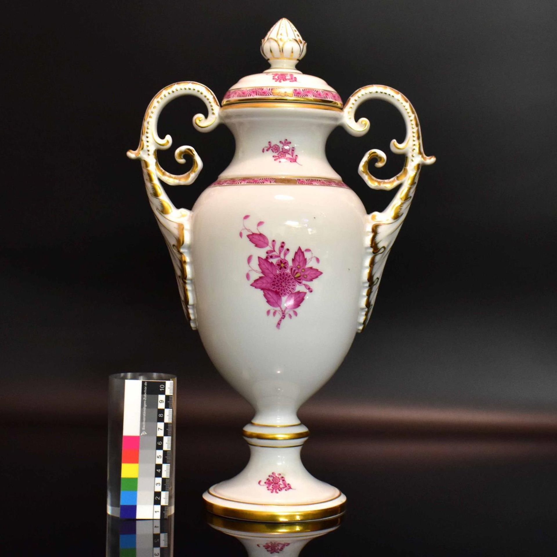 Deckelvase. Herend | Porzellan, Farb- und Goldstaffage. - Bild 2 aus 3