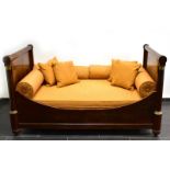 Tagesbett. 19. Jh. und später, Empire Stil | Mahagoni und andere Hölzer furniert. Messing. Stoff...