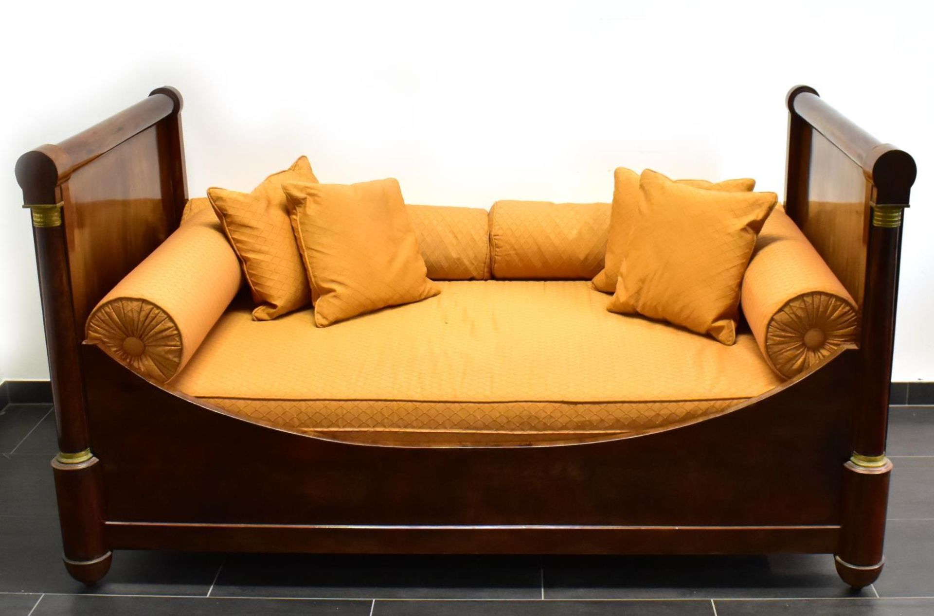 Tagesbett. 19. Jh. und später, Empire Stil | Mahagoni und andere Hölzer furniert. Messing. Stoff...