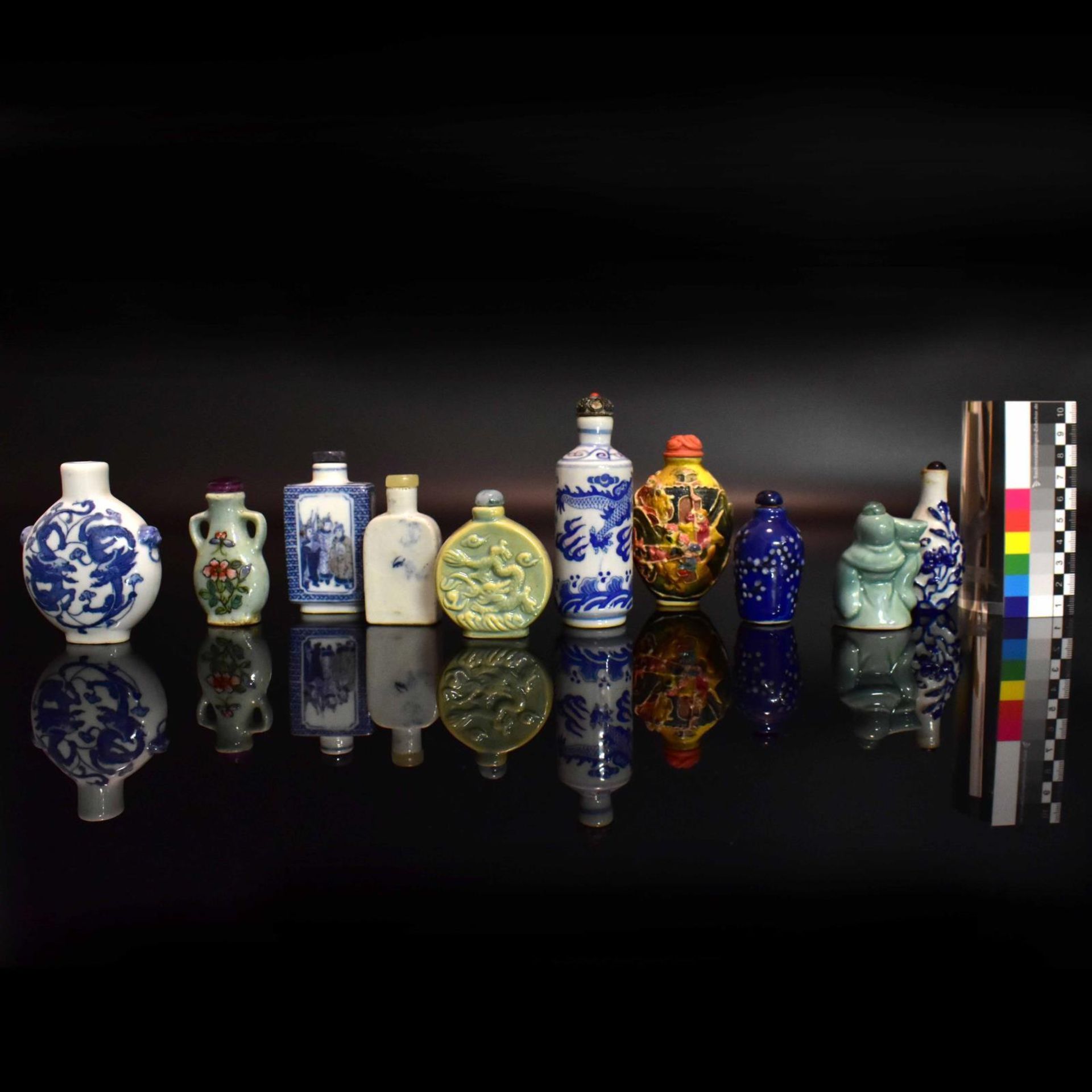 Zehn Snuff Bottles. China, 19./20. Jh. | Porzellan bzw. Keramik. - Bild 3 aus 3