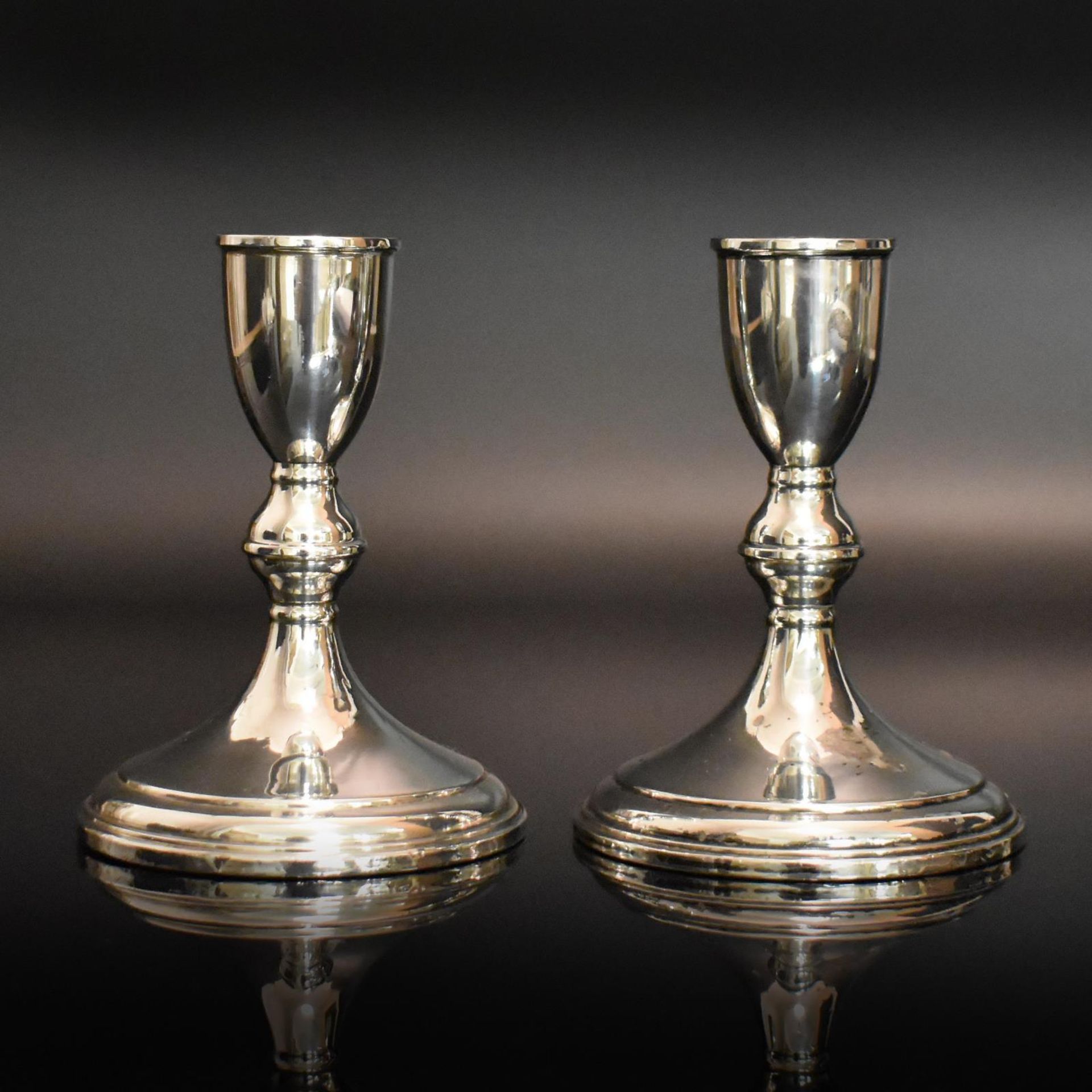 Ein Paar Kerzenleuchter. Silber.