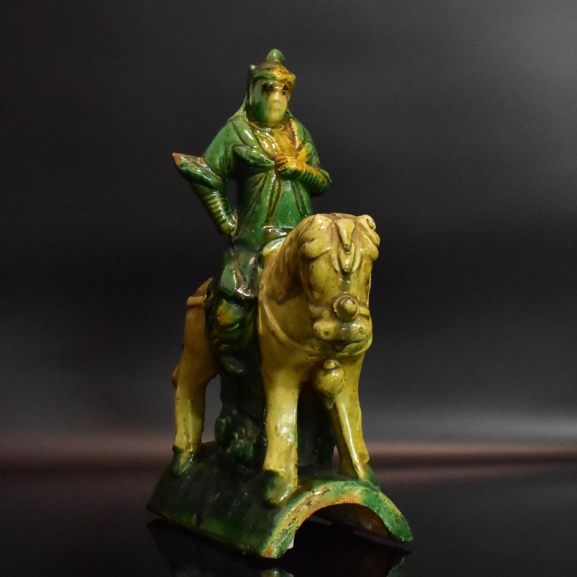 Dachreiter. China | Steinzeug, heller Scherben. Grüne und gelbe Glasur.