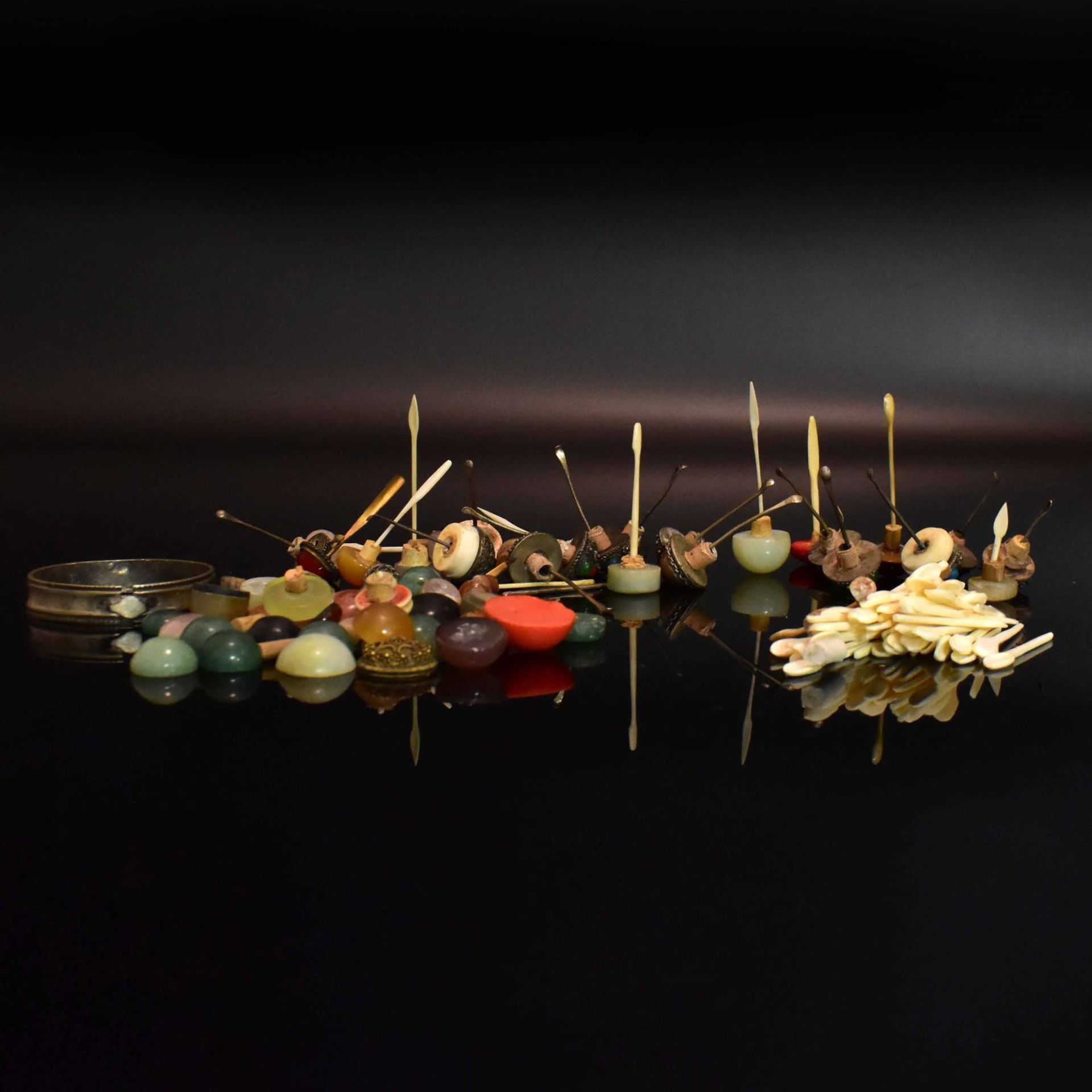 Zwölf Snuff Bottles. China, 19./20. Jh. | Achat u.a. - Bild 2 aus 3