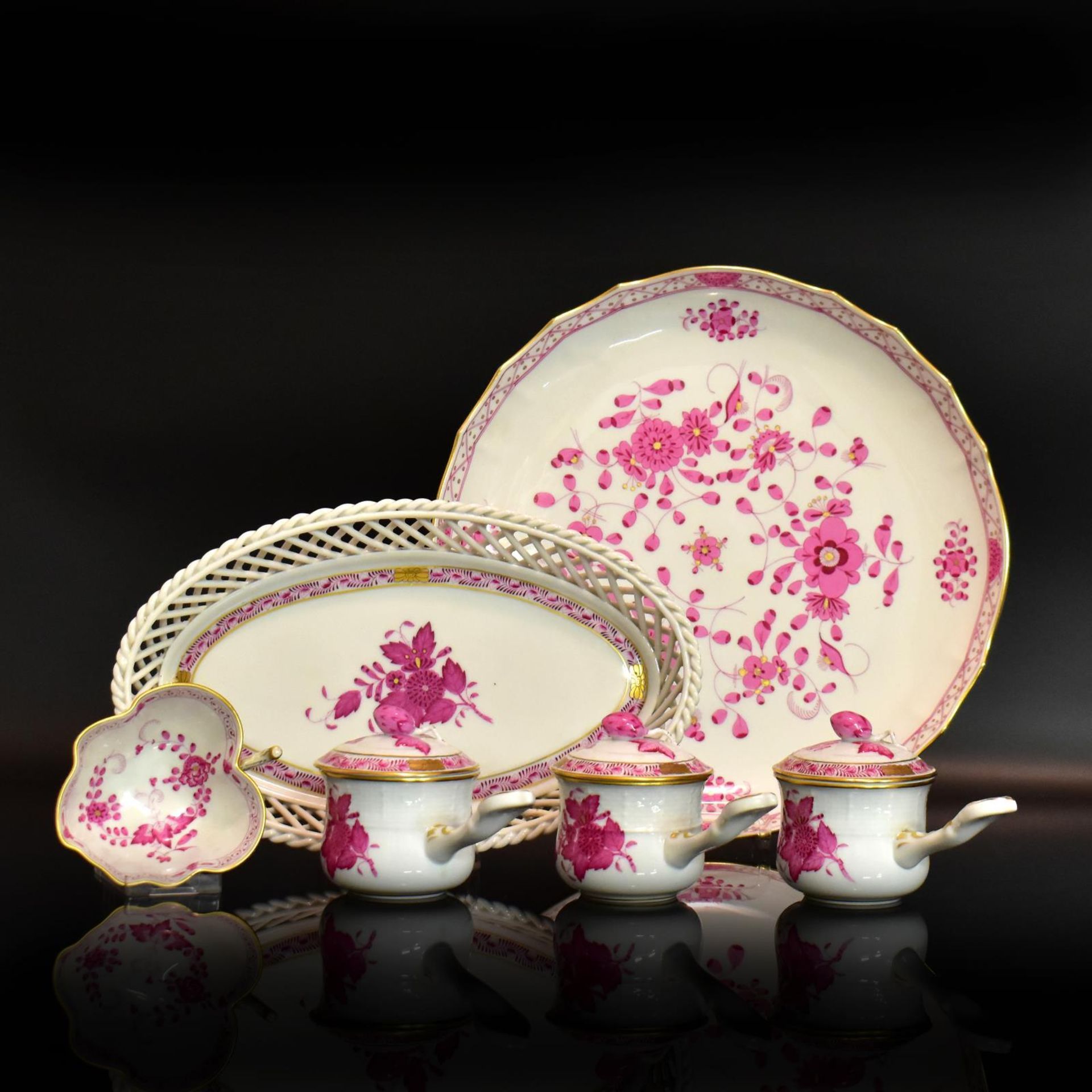 Zwölf Cremetöpfe und drei Schalen. Herend und Meissen | Porzellan, Farb- und Goldstaffagen.