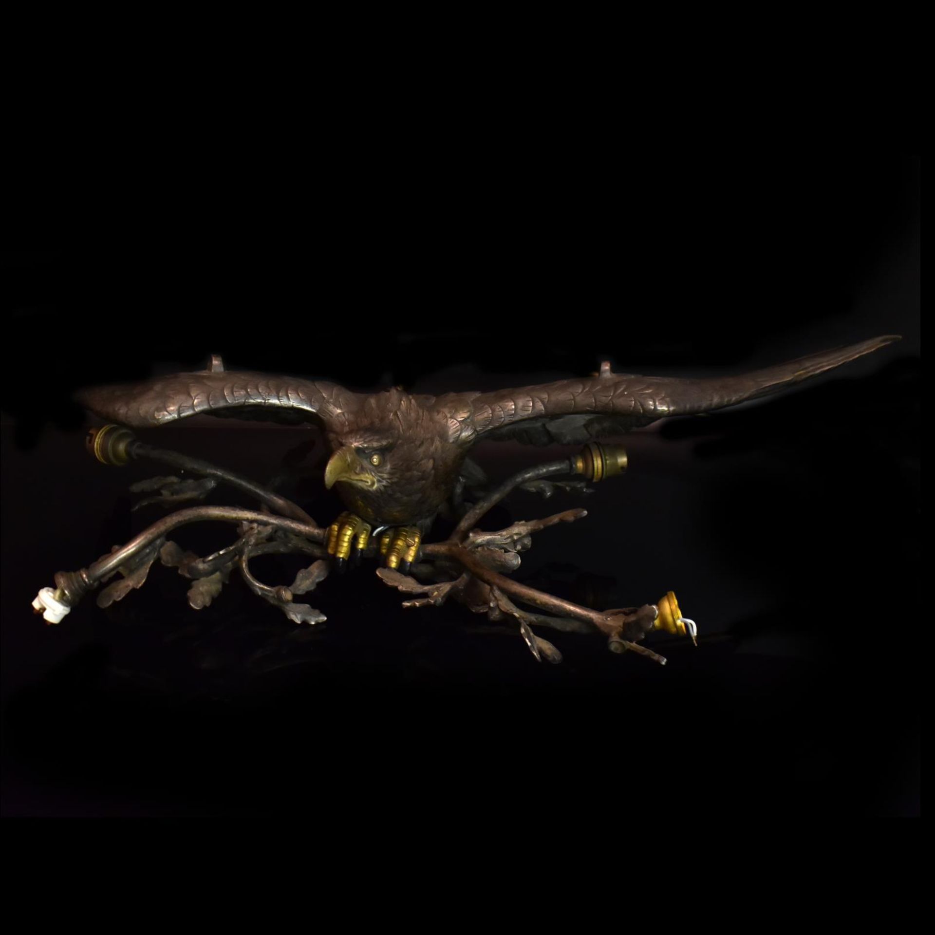 Deckenlampe in Form eines Adlers. 20. Jh. | Gelbguss, tlw. vergoldet.