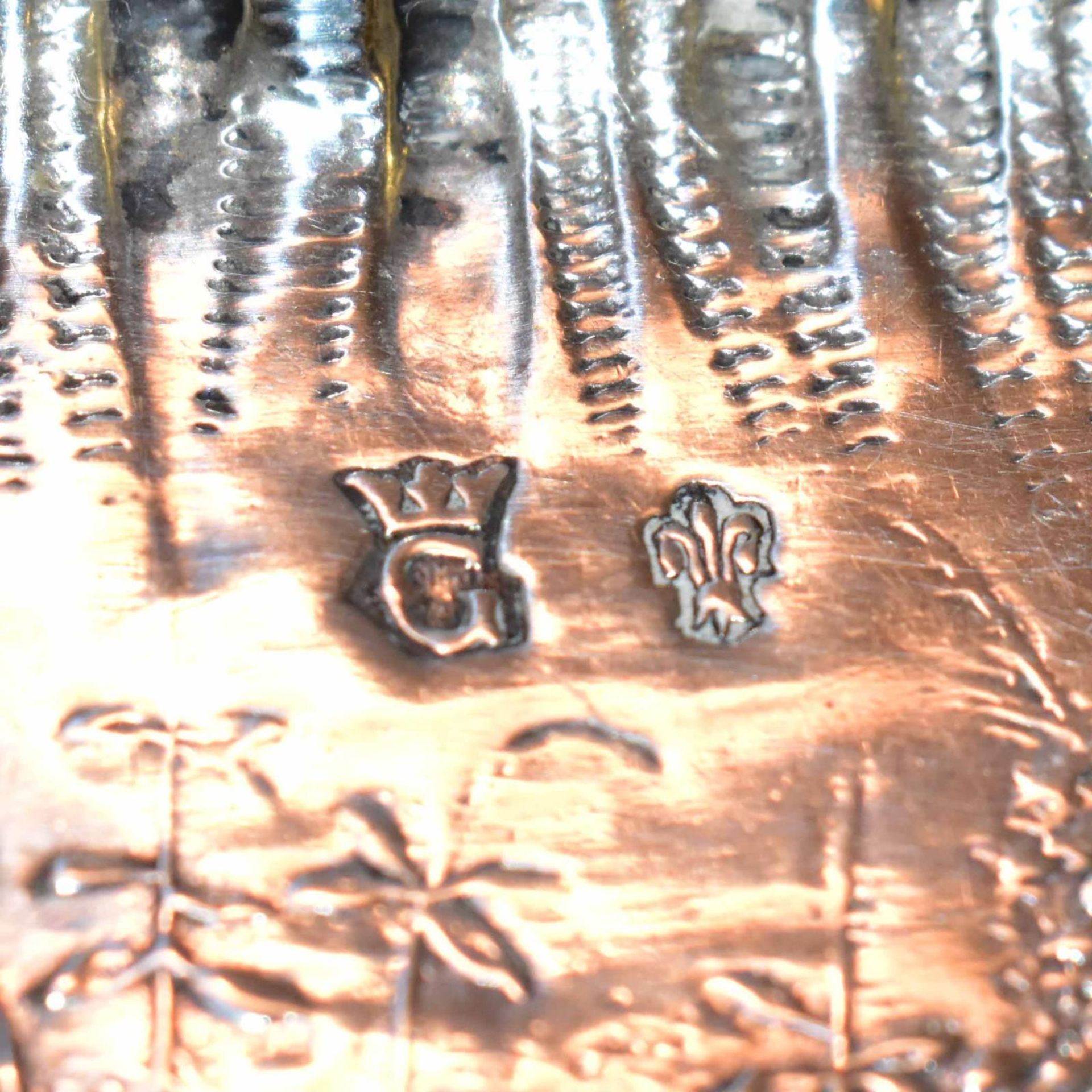 Griffelschale, Tabatiere und Dose. Wohl Hanau | Silber, tlw. innen vergoldet. - Bild 3 aus 3