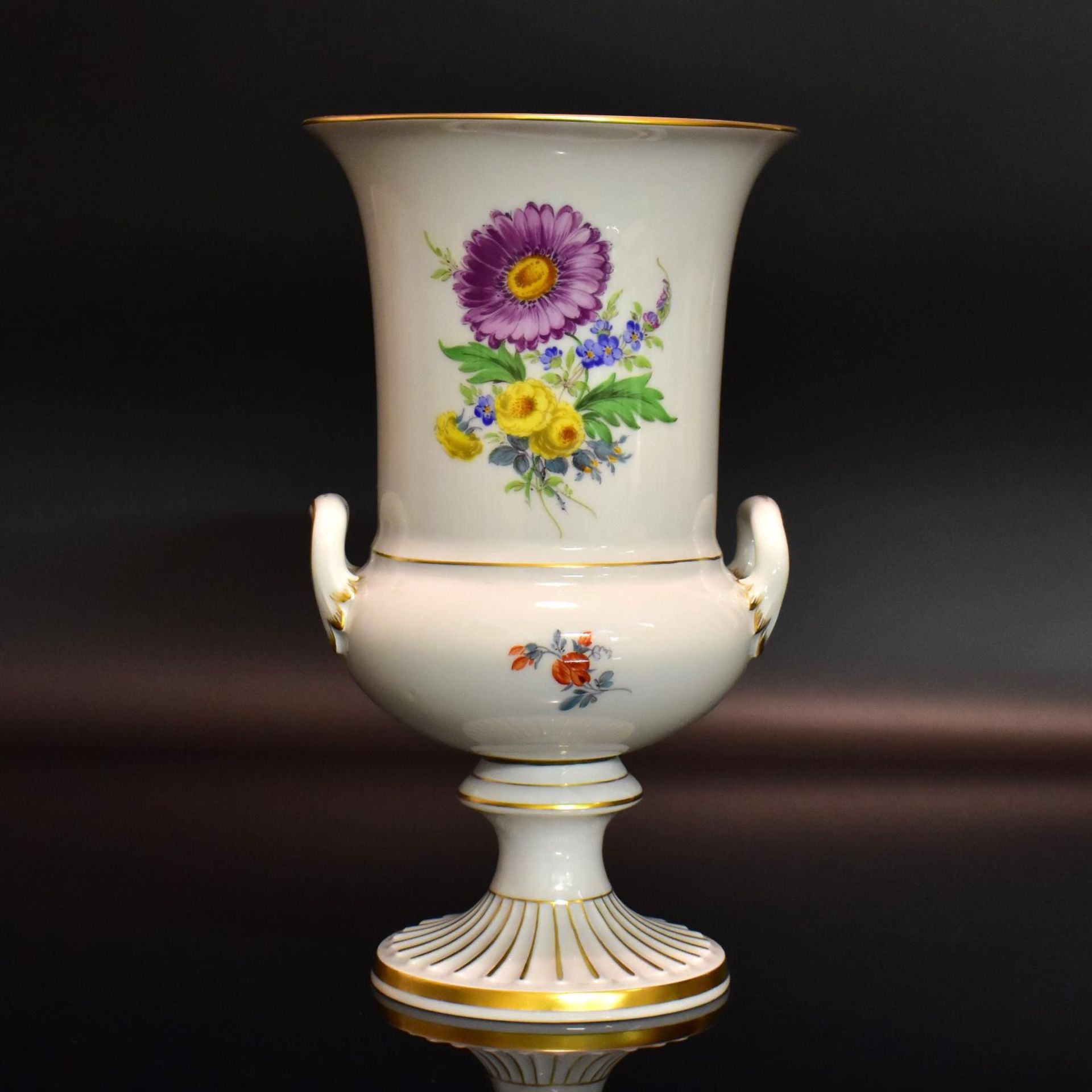 Vase. Meissen | Porzellan, Farb- und Goldstaffage.