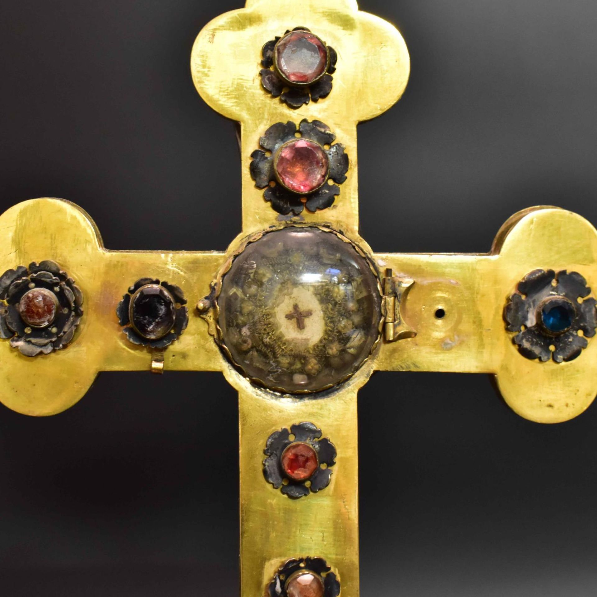 Reliquienkreuz. Süddeutschland, 18. Jh. | Messing, partiell versilbert, Glassteine. - Bild 3 aus 3