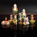 Acht Snuff Bottles. China, 19./20. Jh. | Porzellan, polychrome Überglasurmalerei.