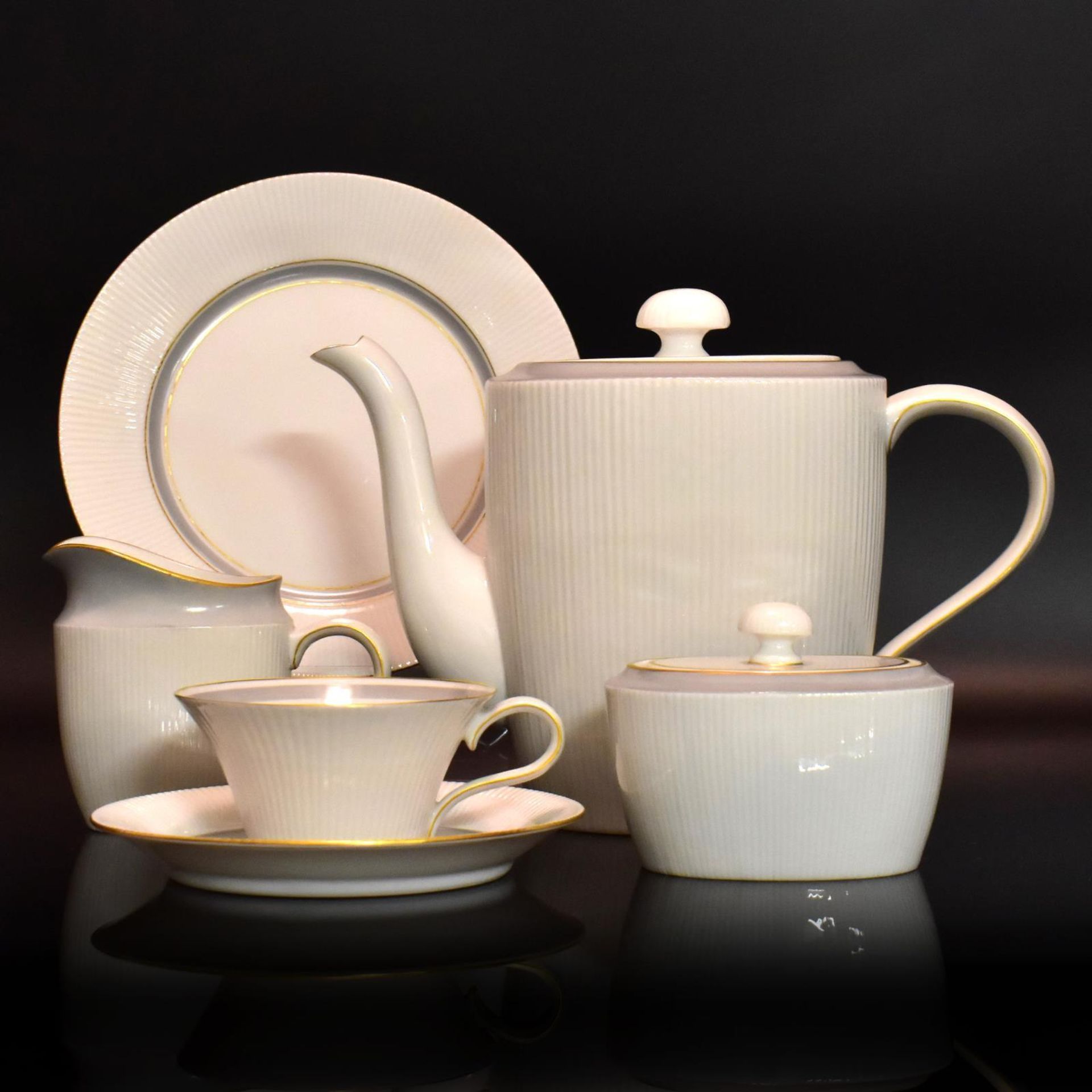 Teeservice für sechs Personen. Nymphenburg, nach Entwurf von W. von Wersin | Porzellan, sparsame...