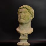 Herrenbüste auf Sockel. Steinguss.