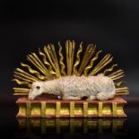 Apokalyptisches Lamm. 19./20. Jh. | Holz, geschnitzt, Farb- und Goldfassung, Papier.