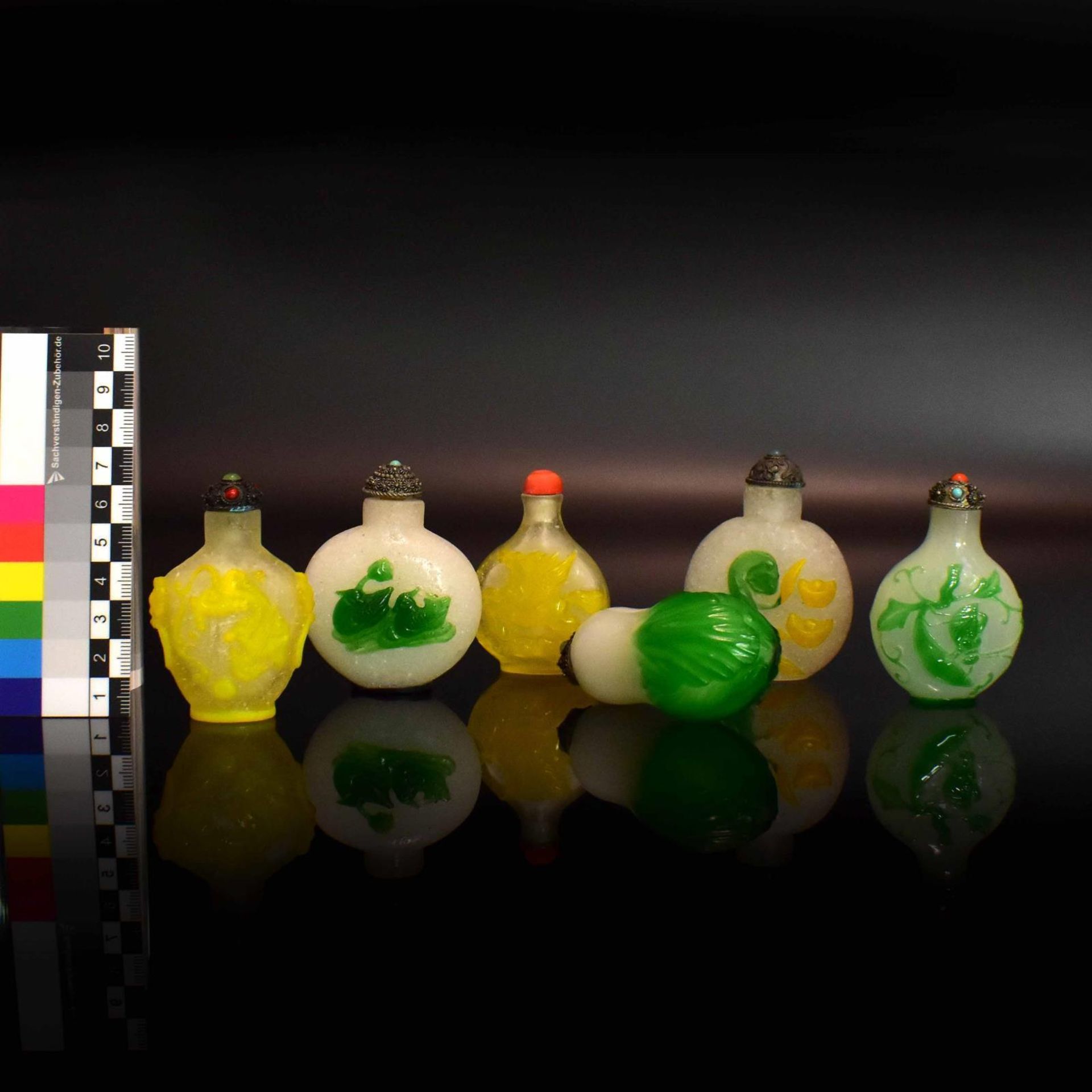 Sechs Snuff Bottles. China, 19./20. Jh. | Grünes, gelbes, rotes und blaues Überfangglas. - Bild 2 aus 2