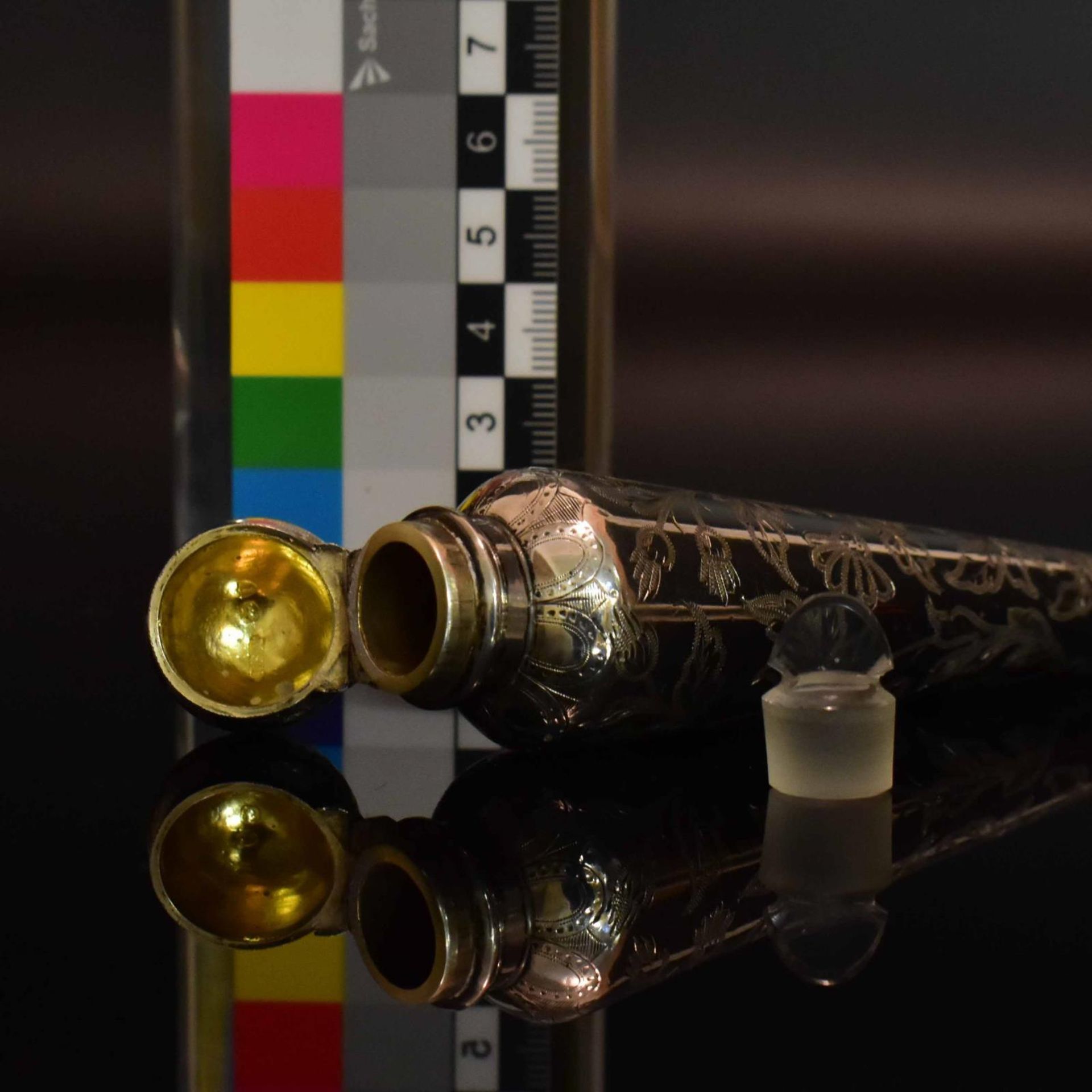 Flakon. London, 1884, William Stringer Mills | Silber, Glasstöpsel. - Bild 2 aus 3