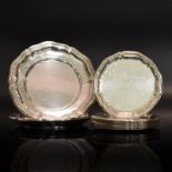 Satz von zwölf Gläseruntersetzern sowie Flaschenuntersetzer und Teller. Bremen-Hemelingen, 20. Jh...