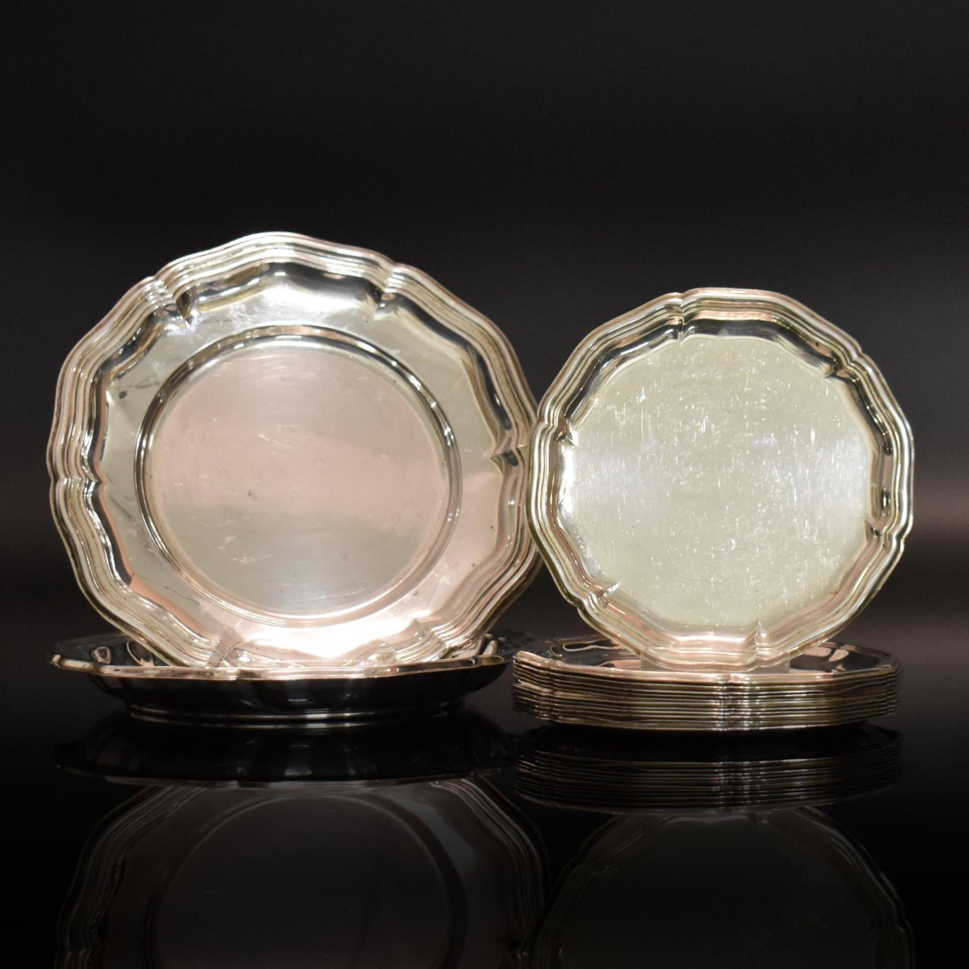 Satz von zwölf Gläseruntersetzern sowie Flaschenuntersetzer und Teller. Bremen-Hemelingen, 20. Jh...