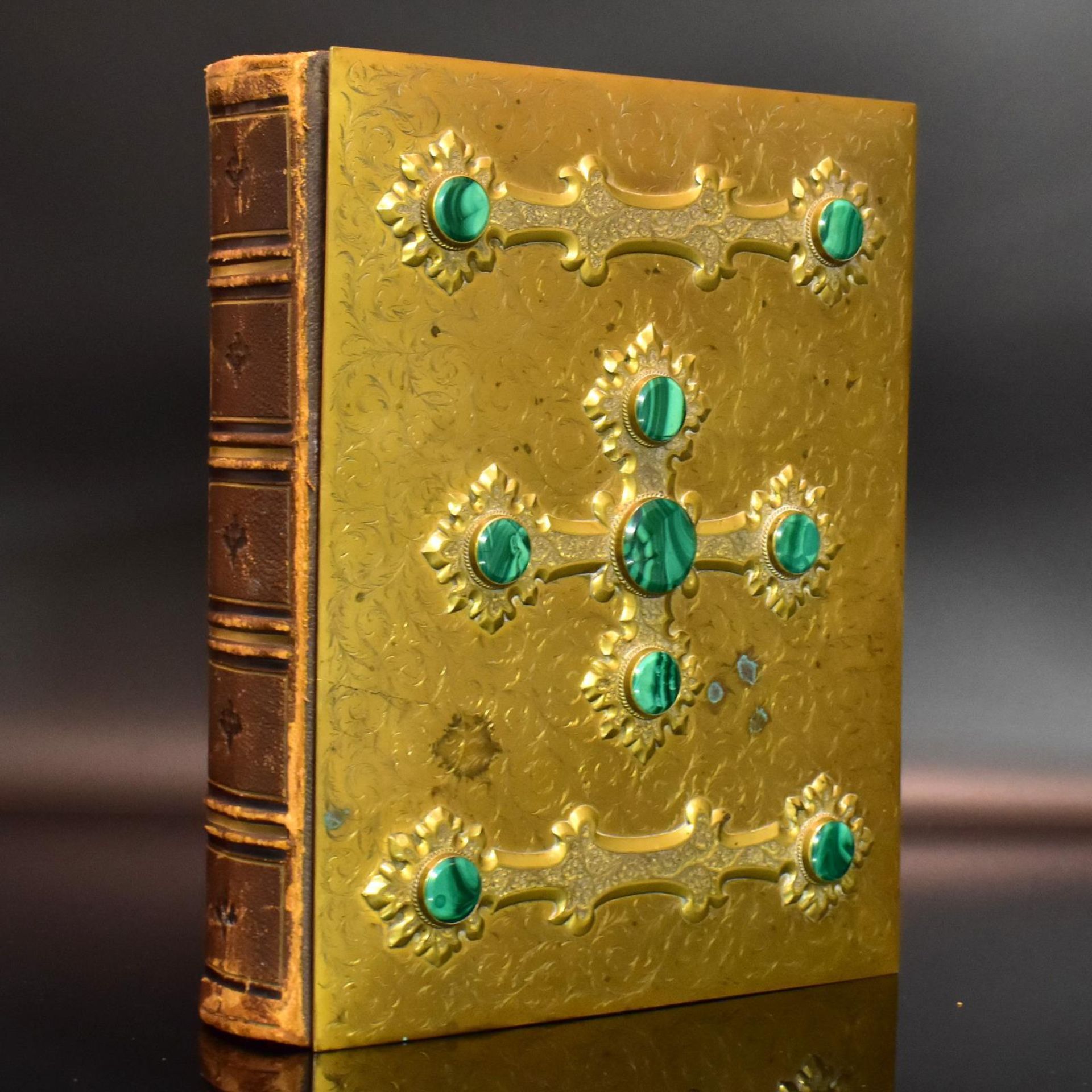 Album mit Fotografien. Deutschland, 19./20. Jh. | Leder, Karton, Messing, Malachit, Fotografien.